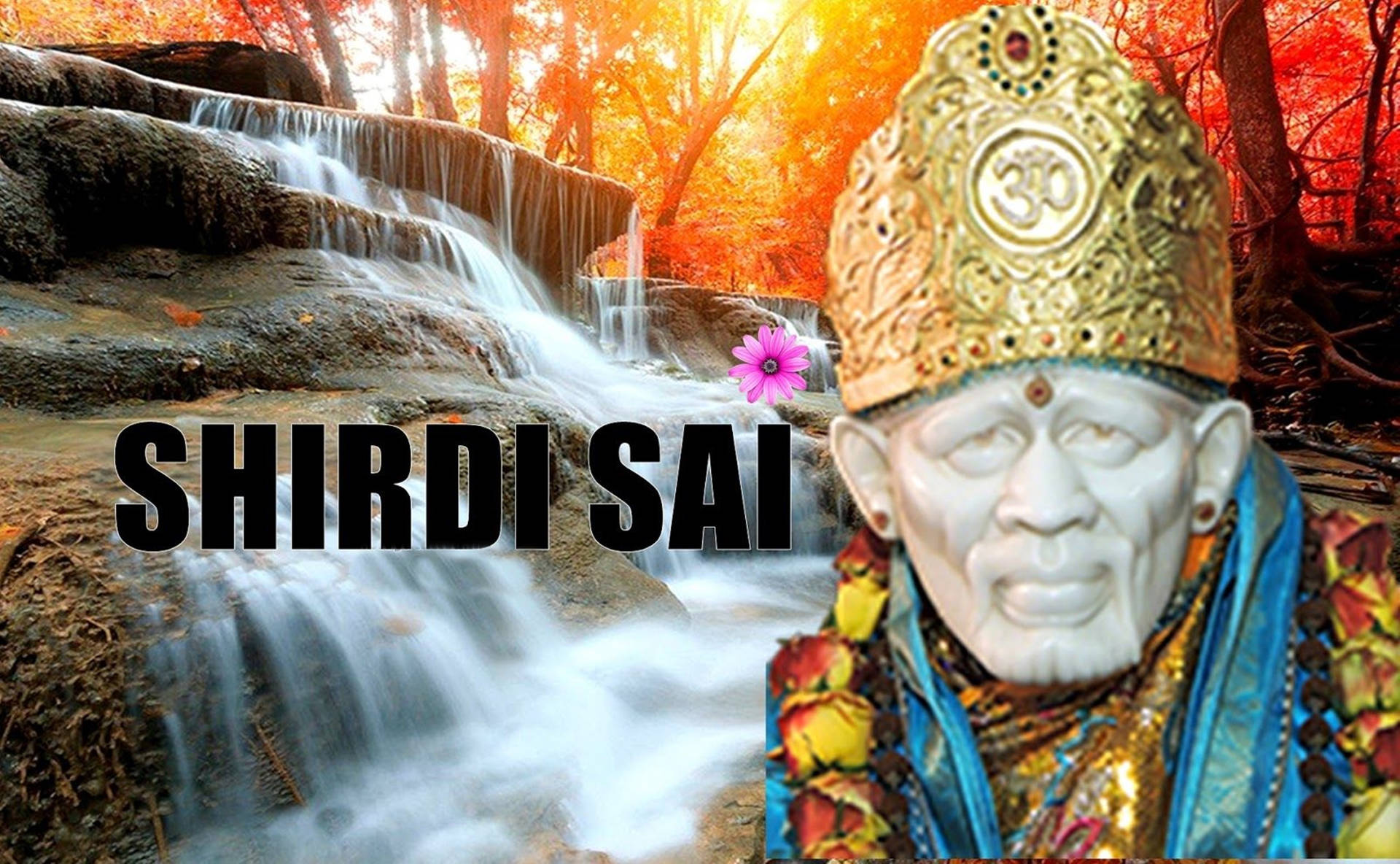 秋天森林中流動的瀑布旁的 Shirdi Sai 雕像。