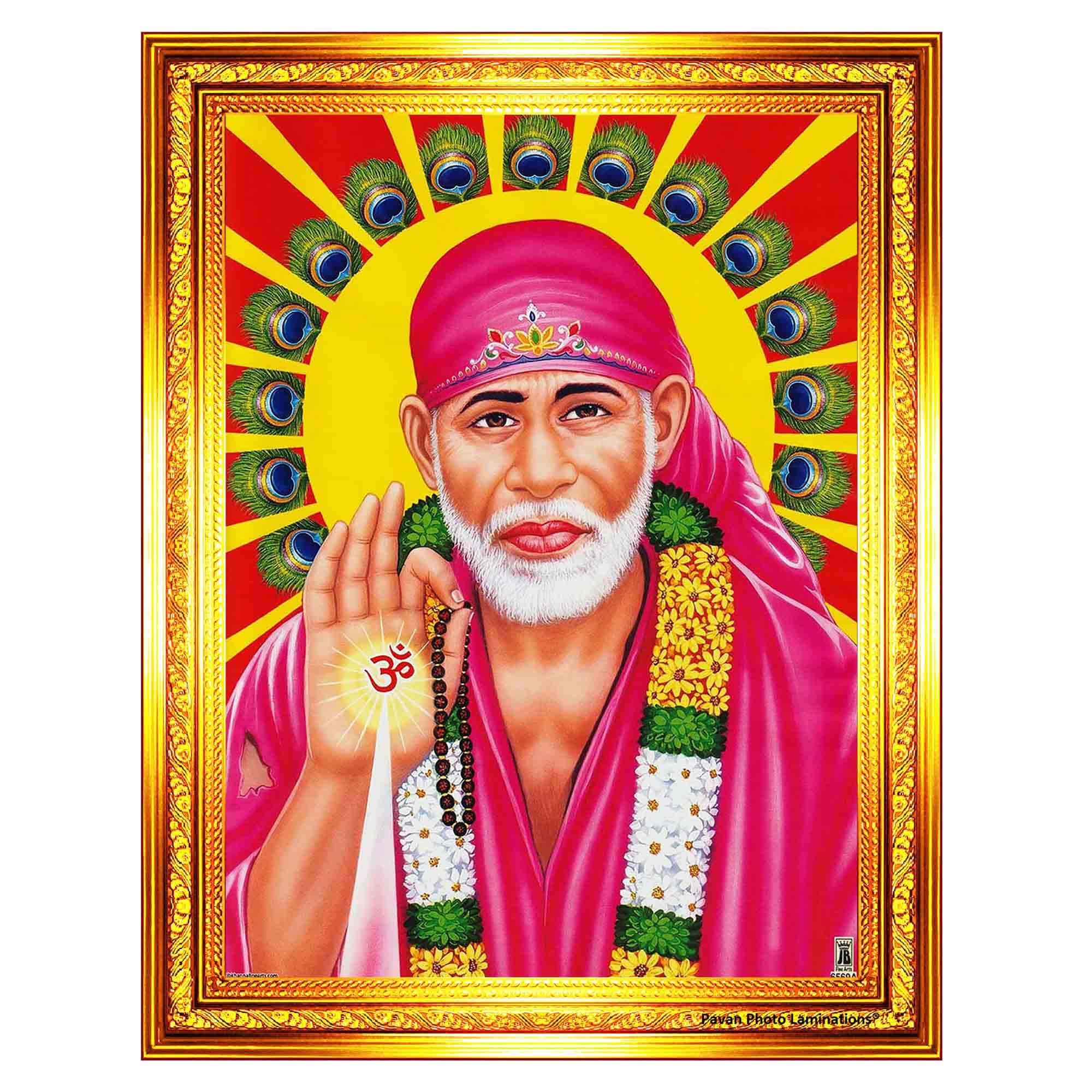 Sai Baba 金色畫框藝術圖像 壁紙 — 一幅充滿活力的肖像，描繪一位備受尊敬的靈性領袖，身穿粉紅色長袍，飾以花環和孔雀羽毛，背景是燦爛的黃色太陽光芒。