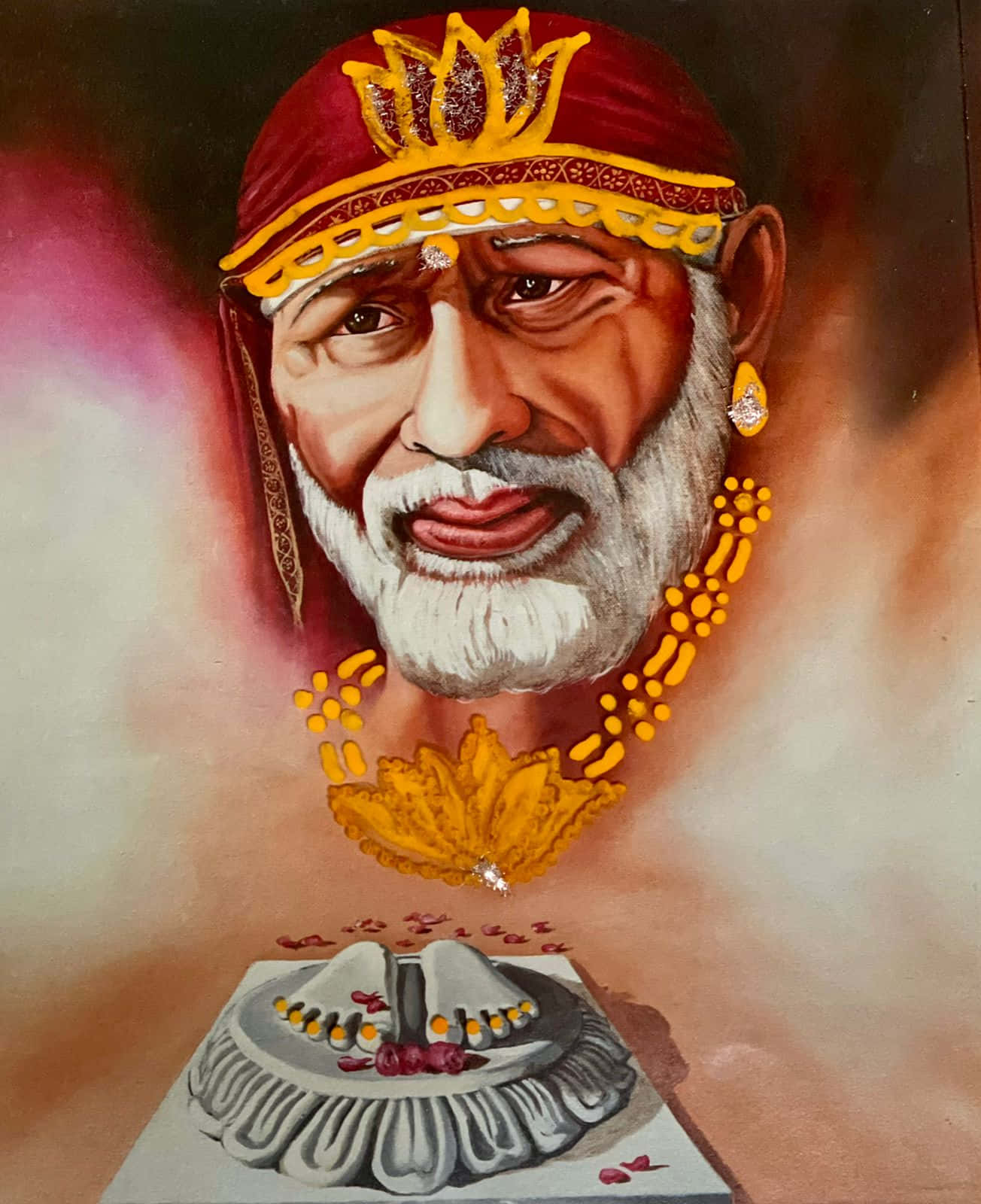 Sai Baba 面部與腳印繪畫圖像 壁紙 — 一位留著白鬍子的年長男性，戴著紅色王冠和金色珠寶，在柔和漸變背景前的尊貴肖像。