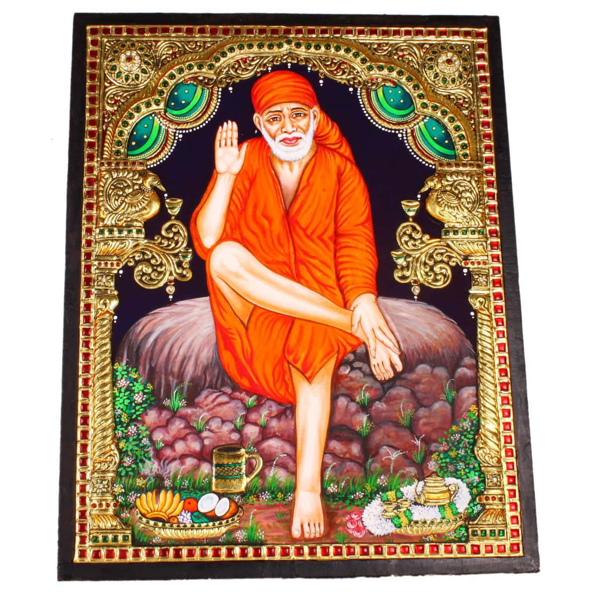 Sai Baba 黑邊繪畫圖像 壁紙 — 一位身穿橙色長袍的寧靜聖人，在飾有綠色寶石的華麗金色拱門下，盤腿坐在岩石露頭上。
