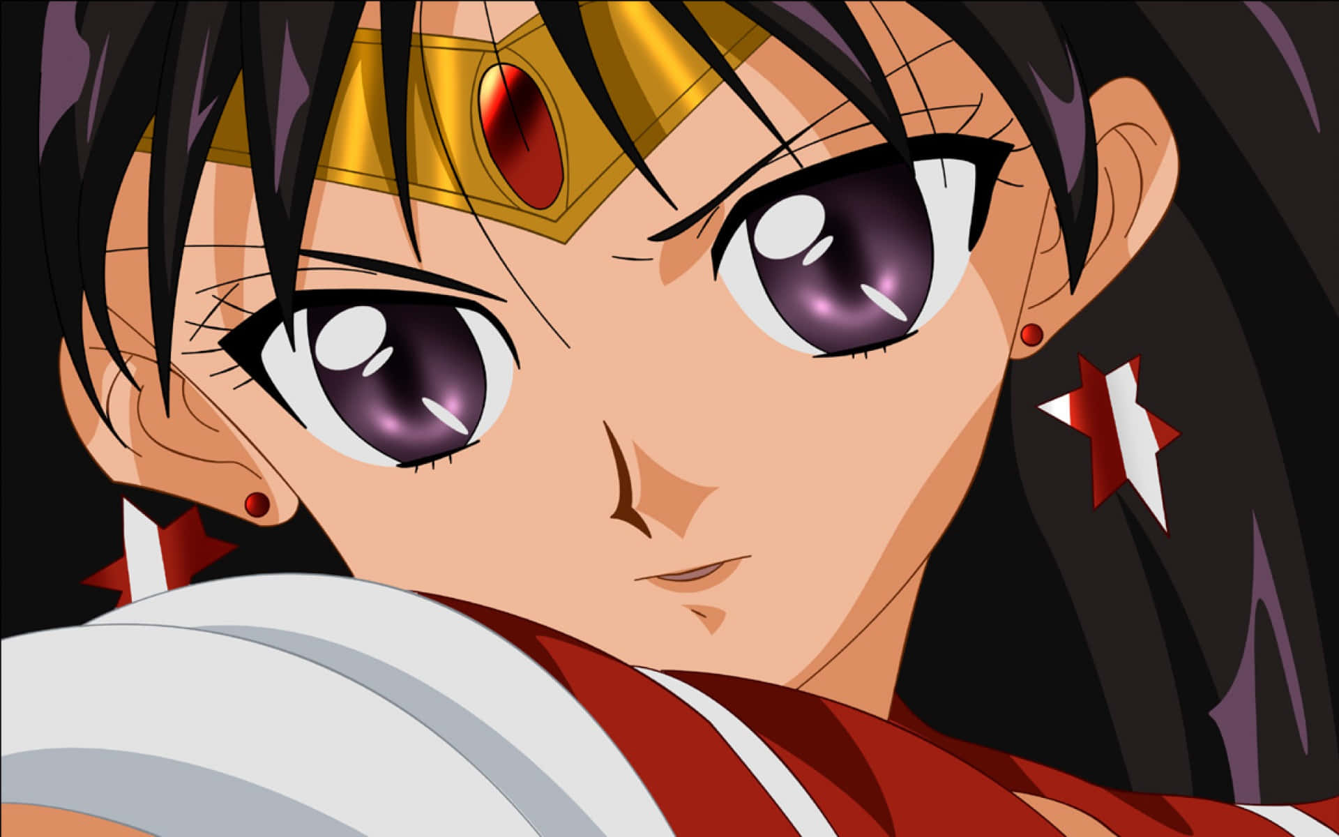 sailor mars 桌布 壁紙 — Sailor Mars 嘅特寫，有強烈嘅紫色眼睛同紅色星星耳環，背景係黑色。