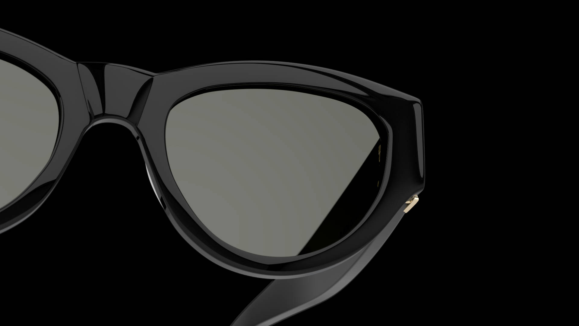 Saint Laurent SL M94 深色太陽眼鏡 壁紙 — 特寫光澤黑色貓眼太陽眼鏡，帶金色點綴，背景為純黑色。