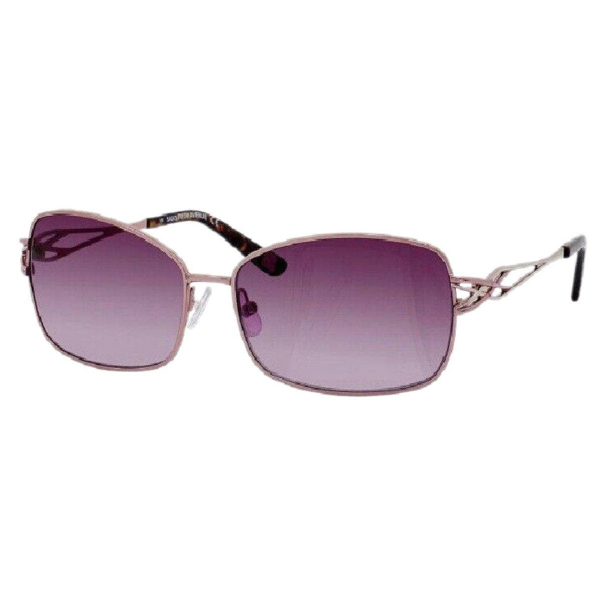 Saks Fifth Avenue SFA-62S-0 女士太陽眼鏡 壁紙 — 優雅嘅長方形太陽眼鏡，配漸變紫色鏡片同華麗嘅玫瑰金金屬鏡框，襯托乾淨嘅白色背景。