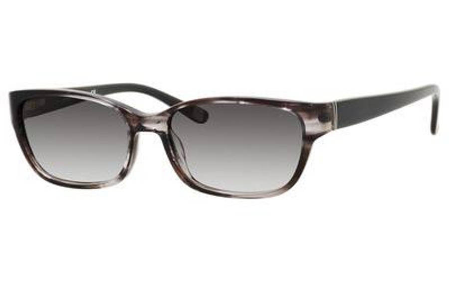 Saks Fifth Avenue SFA-72S-0E女款太陽眼鏡 壁紙 — 一對時尚的玳瑁太陽眼鏡，配備漸變灰色鏡片和纖細黑色鏡臂，置於純白背景上。