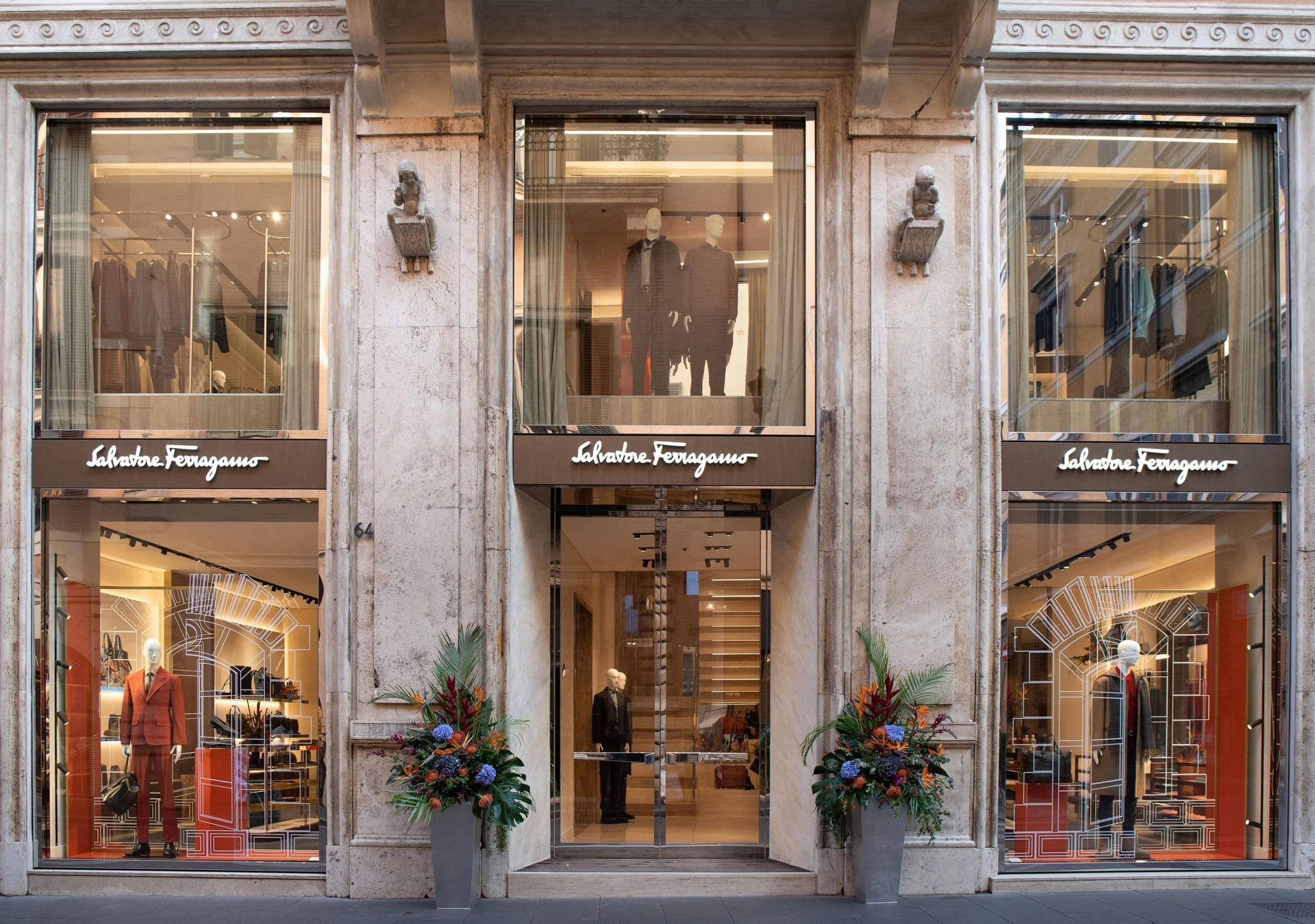 Salvatore Ferragamo奢華男裝店，有人體模型和花卉佈置。