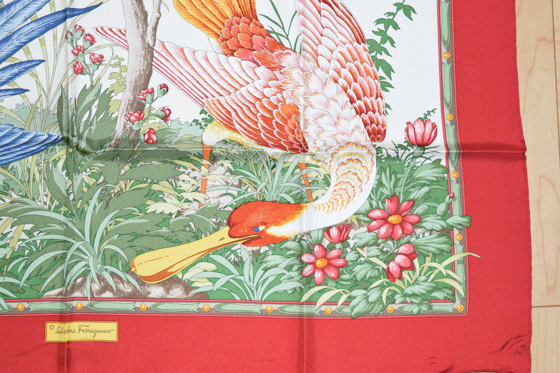 奢華絲巾，飾有紅色、綠色和粉紅色的鳥類和花卉插圖。