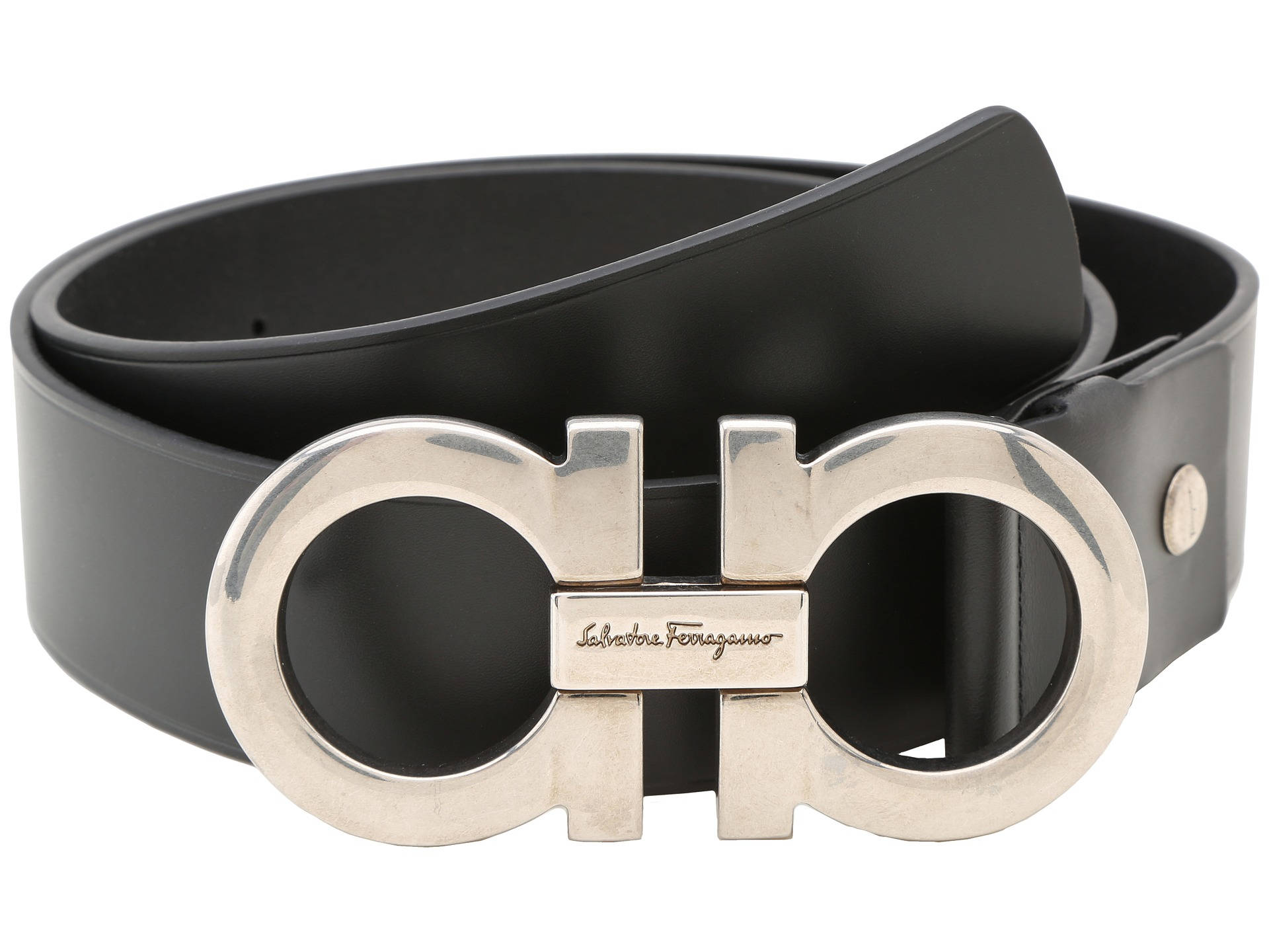 Salvatore Ferragamo 金屬扣腰帶 壁紙 — 一條時尚的黑色皮帶，配有拋光銀色雙G扣環，帶有Salvatore Ferragamo標誌。