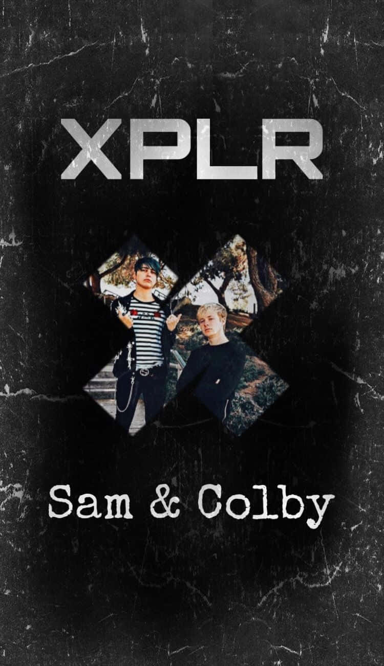 Sam 和 Colby XPLR 壁紙 — 兩個年輕男子在鑽石框架照片中，背景為裂紋黑色，帶有 'XPLR' 和 'Sam & Colby' 文字。
