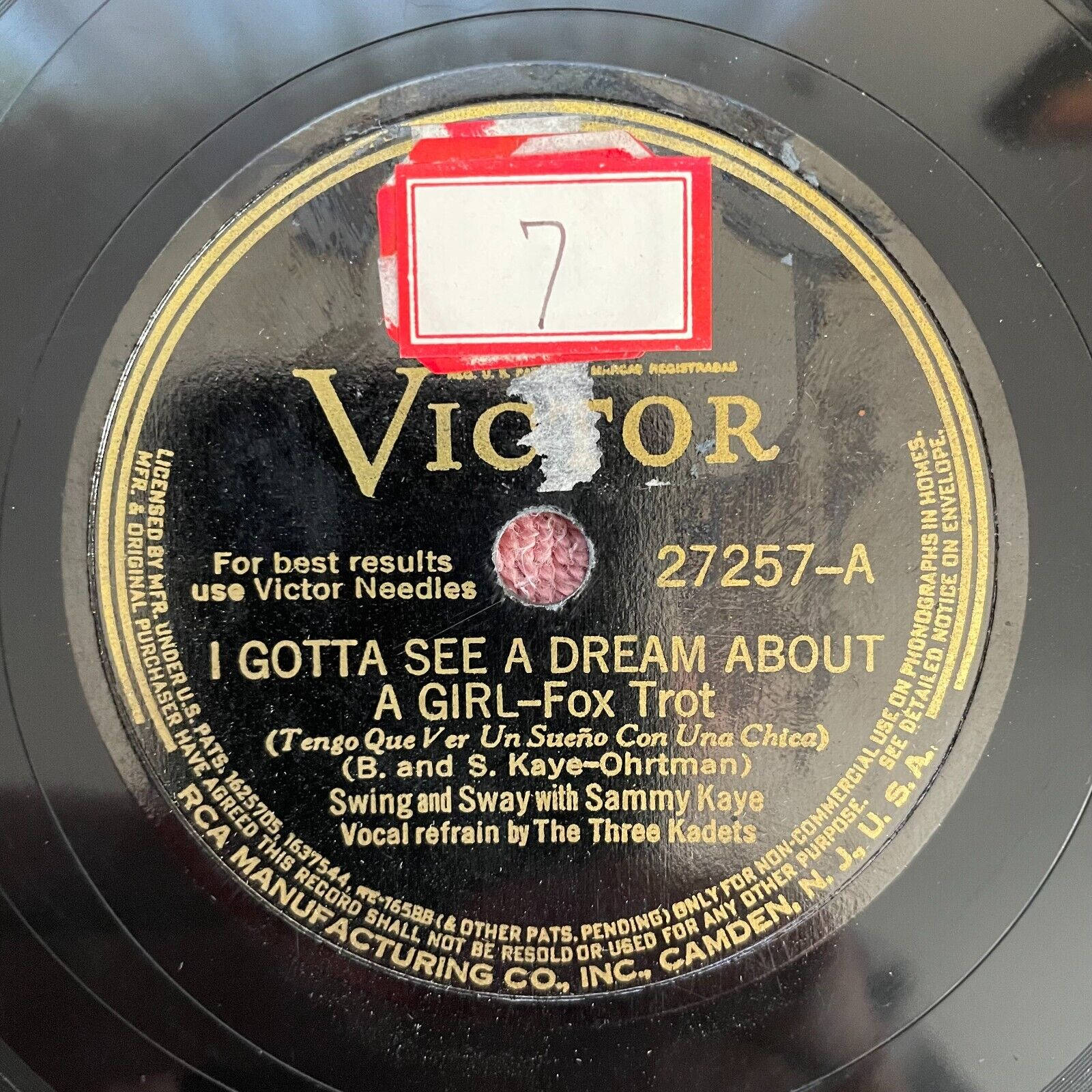 Sammy Kaye《我夢見一個女孩》黑膠唱片封面 壁紙 — 復古黑色 Victor 唱片標籤的特寫，帶有金色文字和紅色「7」貼紙。