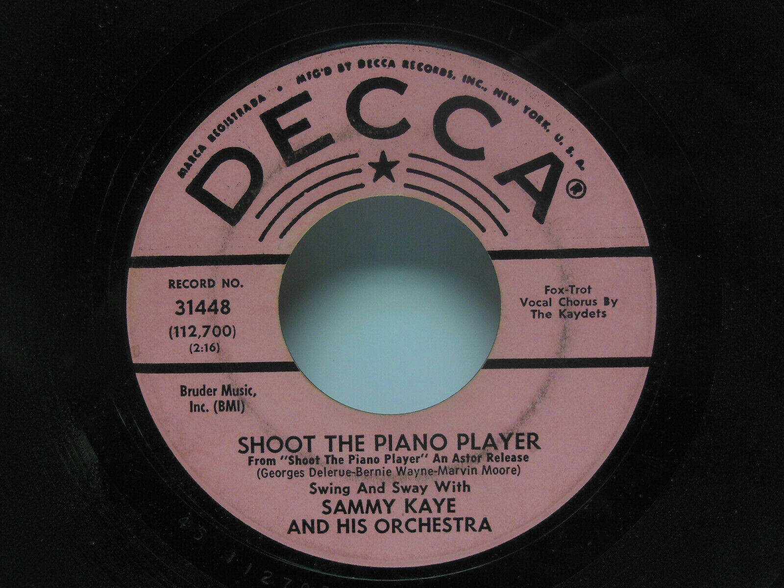 Sammy Kaye and His Orchestra 嘅《Shoot The Piano Player》嘅復古 Decca 唱片標籤。