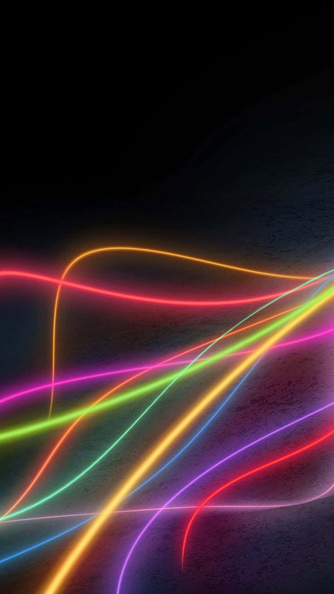 智慧手機新巔峰：Samsung Galaxy Note 10 Plus 壁紙 — 充滿活力的霓虹燈光條紋以彩虹色調在深色紋理背景上動態流動。