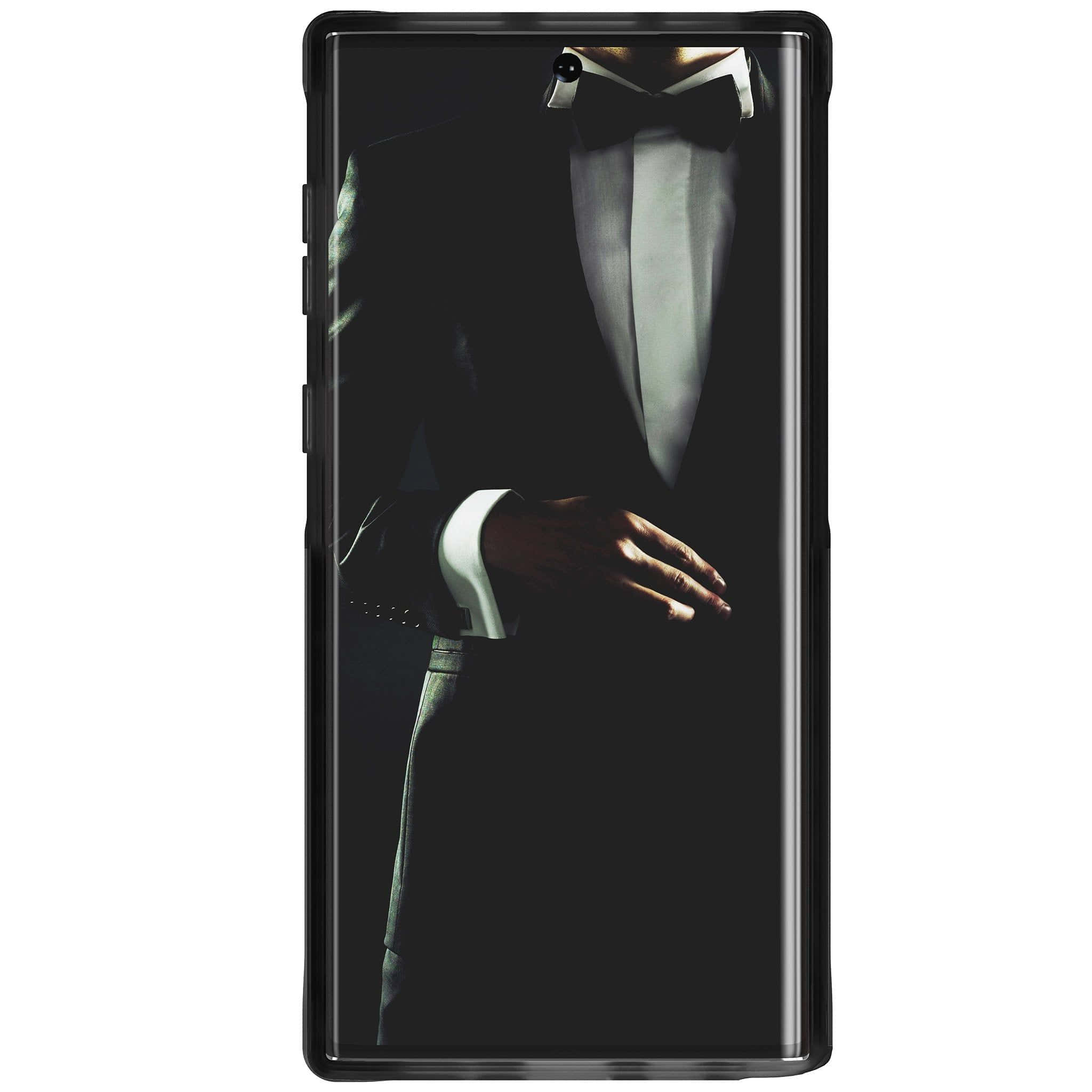 美麗的 Samsung Galaxy Note 10 壁紙 — 一名身穿黑色燕尾服、白色襯衫和領結的男士特寫，手放在臀部，被戲劇性的聚光燈照亮。