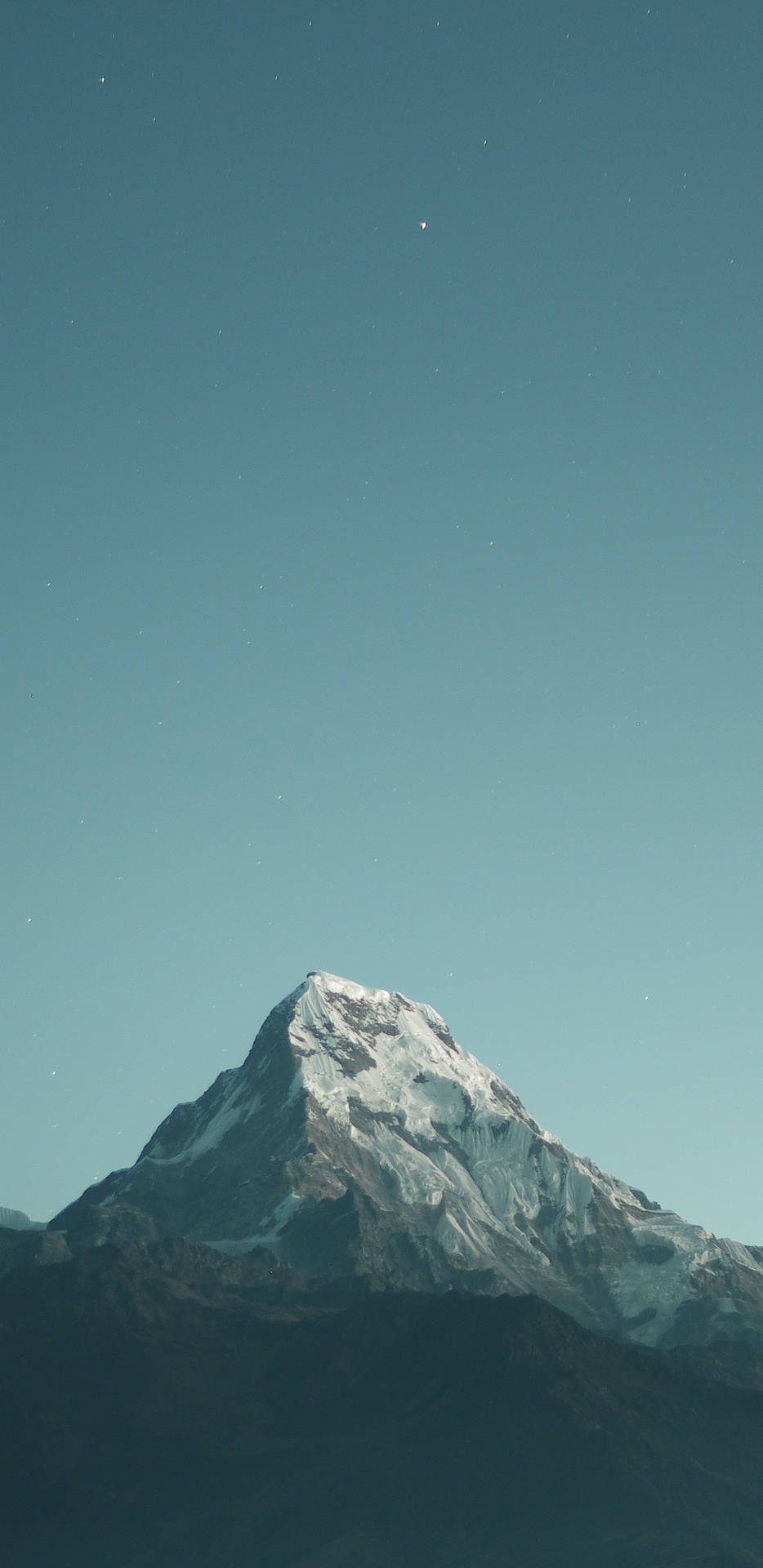 繁星點點的藍綠色夜空下的白雪山峰