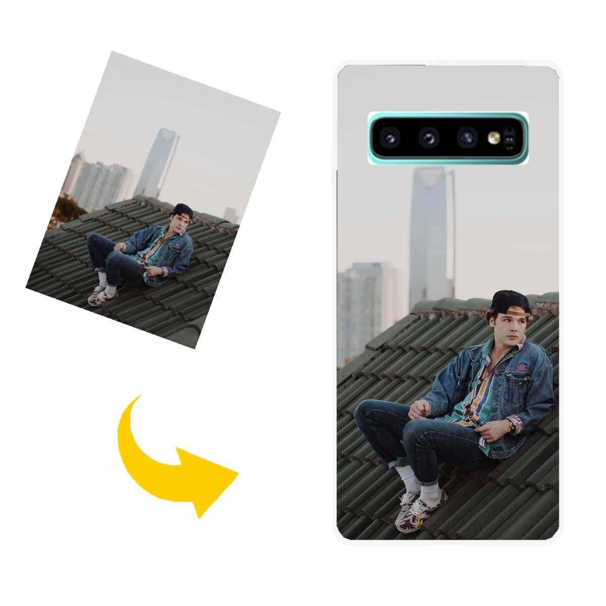 身穿牛仔外套的年輕男子坐在屋頂上，背景是城市建築。