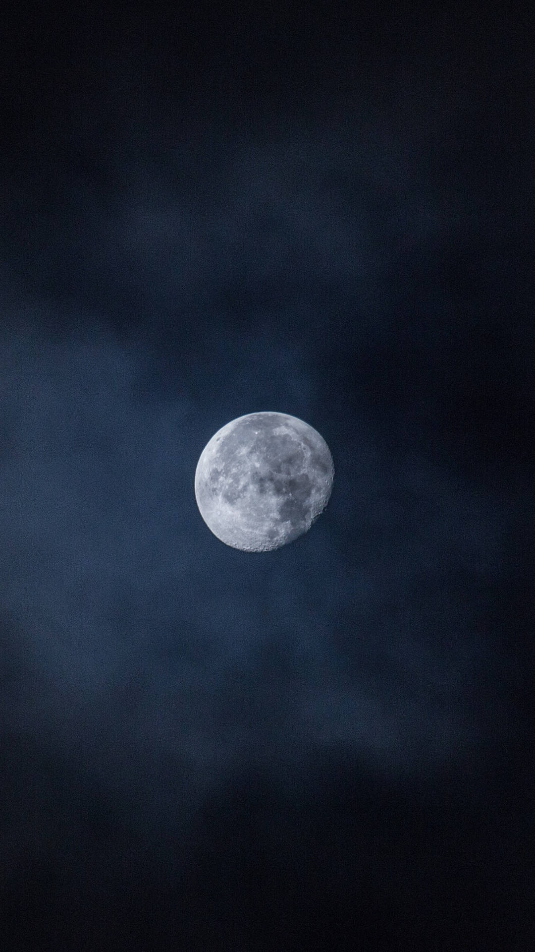 滿月穿過夜間烏雲閃耀。