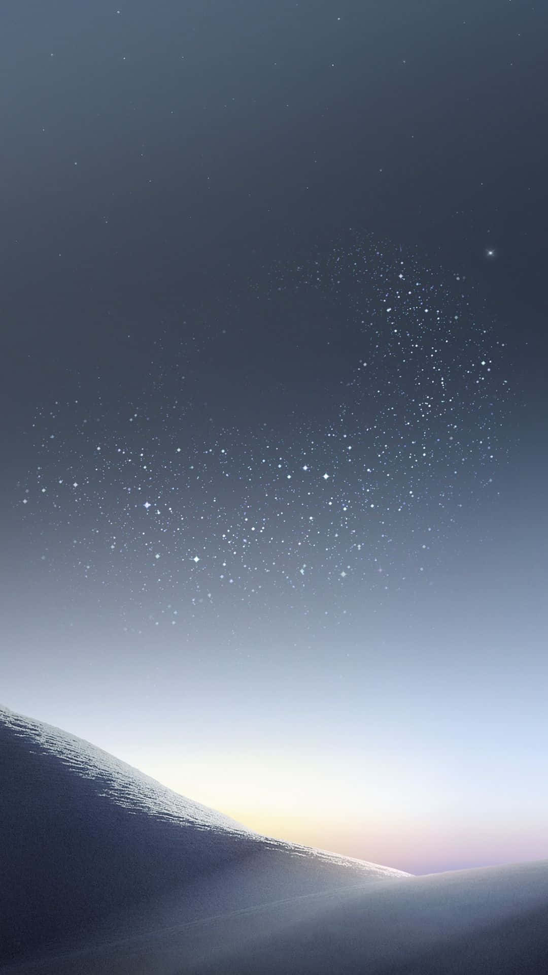為您的生活打造最佳 Samsung Galaxy 壁紙 — 在繁星點點的暮色天空下，一座寧靜的雪覆蓋山丘，帶有柔和的漸變色調。