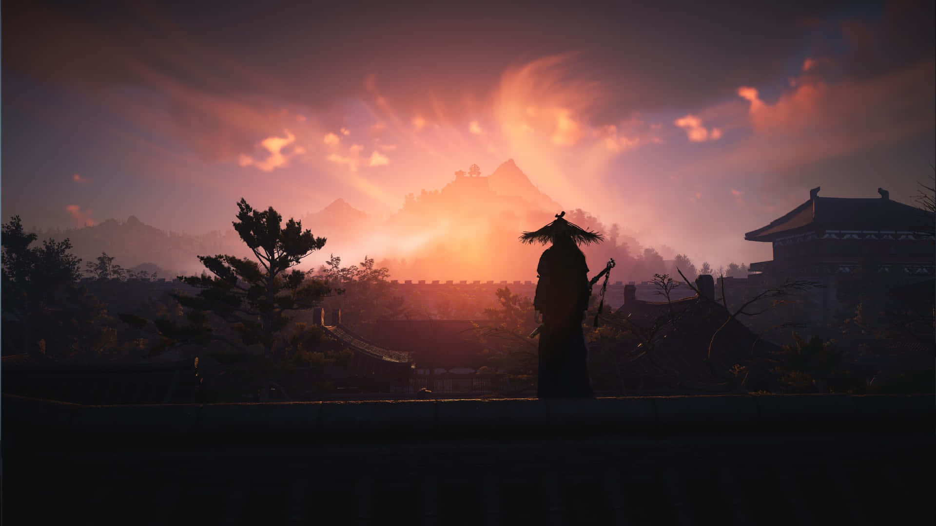  壁紙 — 一位孤獨的武士在霧氣繚繞的山巒和古老日本建築上，以剪影姿態站立在熾熱的夕陽前。