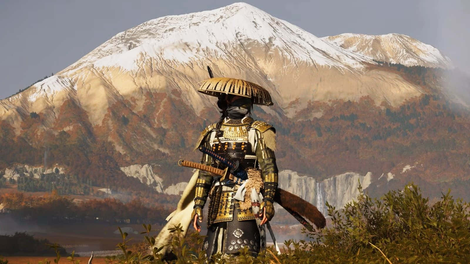  壁紙 — 一名身穿華麗盔甲的武士站在雪山前，山下有秋葉。