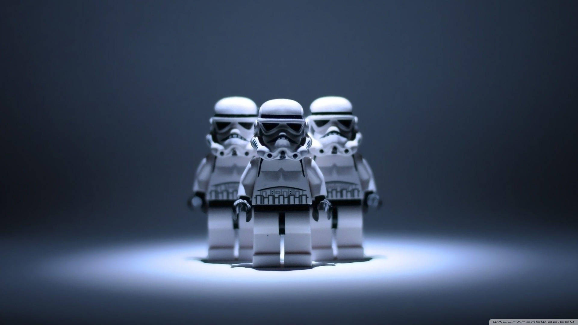 三個LEGO風暴兵在深色背景上被聚光燈照亮。
