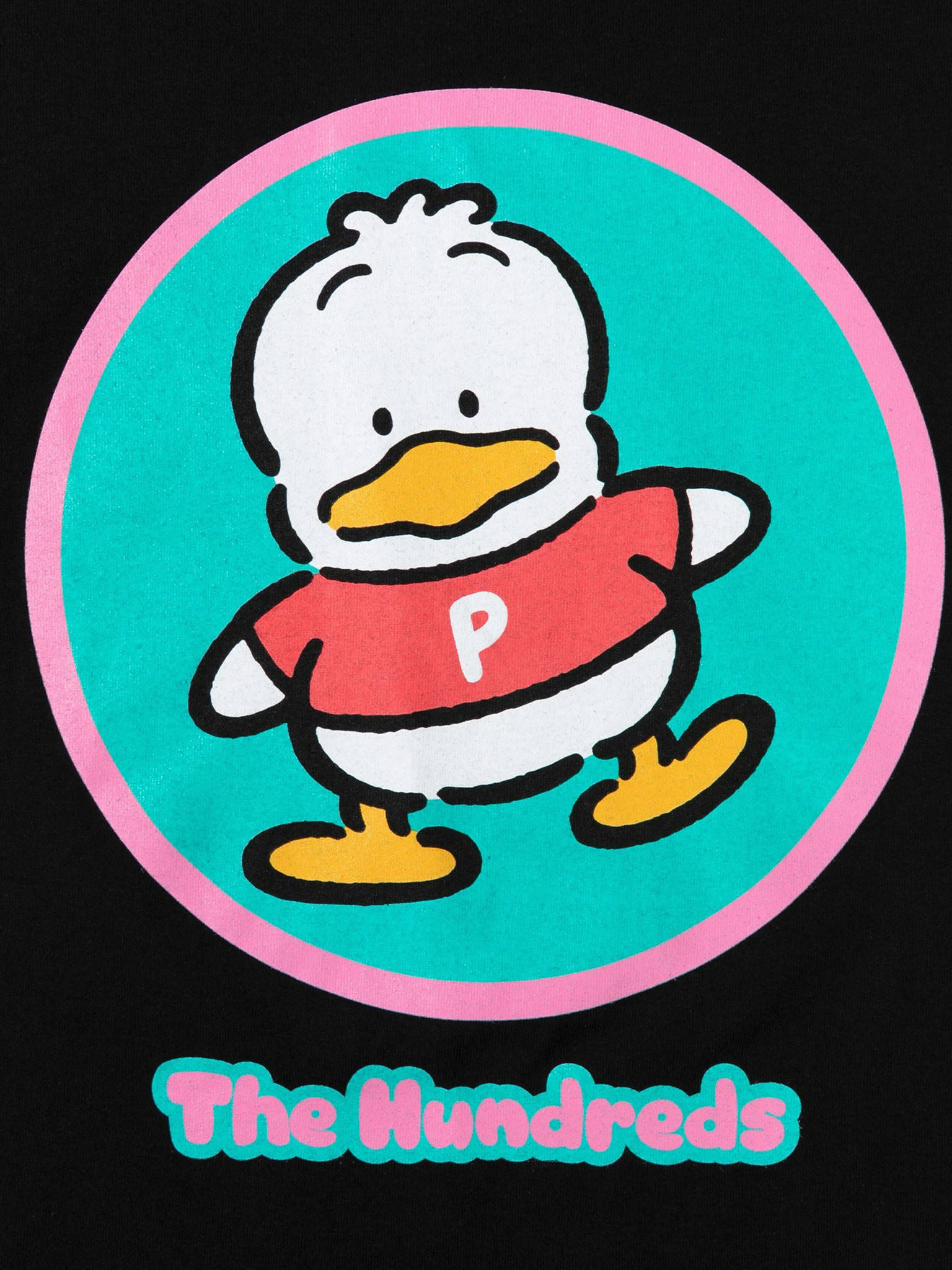 Sanrio 角色 Ahiru No Pekkle 壁紙 — 一隻穿著紅色襯衫、上面有字母P的卡通鴨，在黑色背景上的粉紅色和藍綠色圓圈內行走。