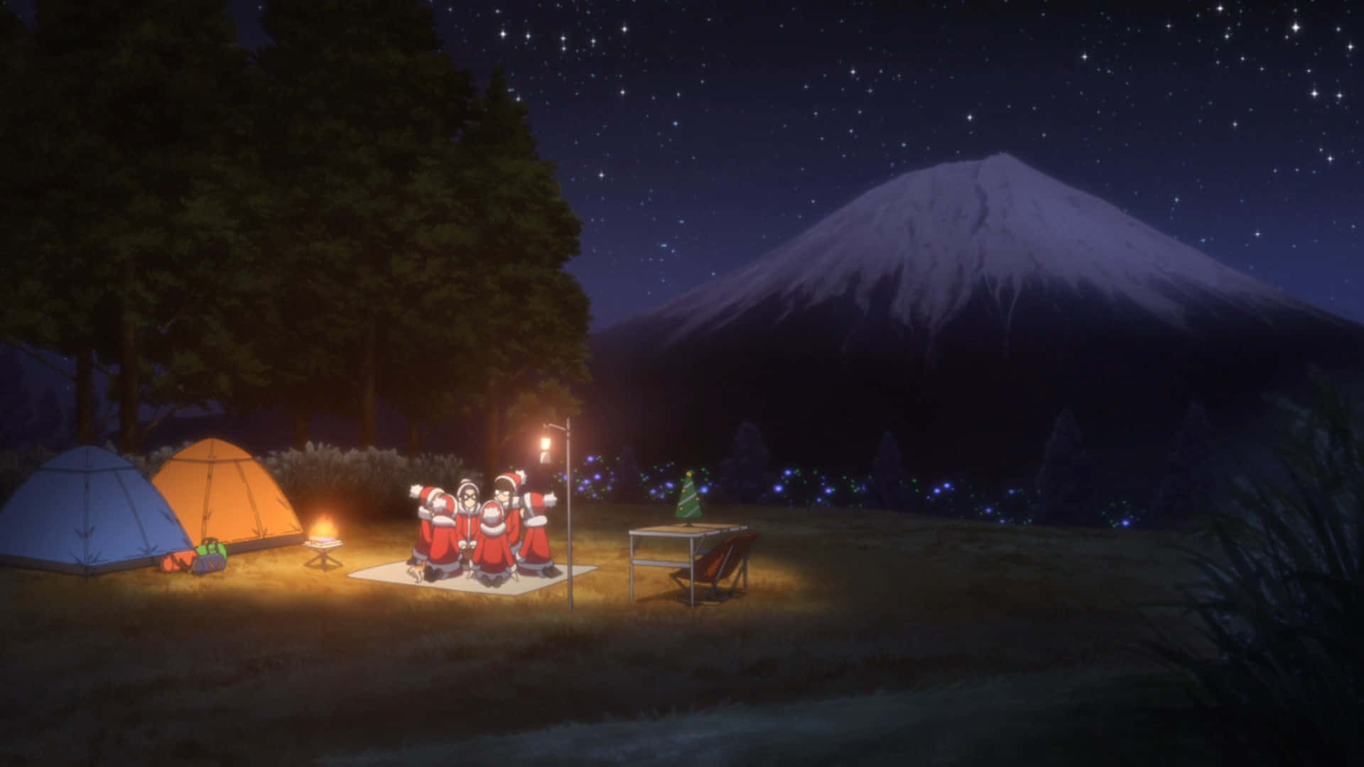 聖誕老人角色在星空下富士山附近露營。