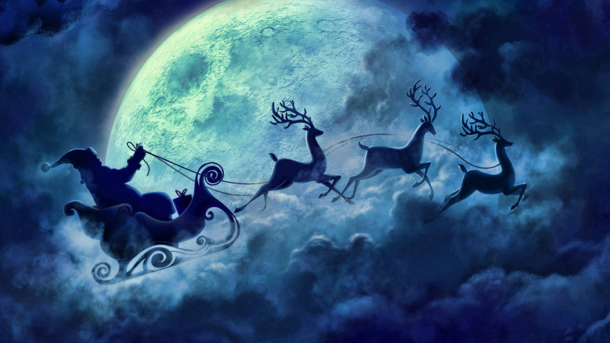 Santa Claus With Reindeers Under Full Moon 壁紙 — 剪影中的聖誕老人乘坐由馴鹿拉動的雪橇，在巨大發光的月亮下穿過多雲的夜空。