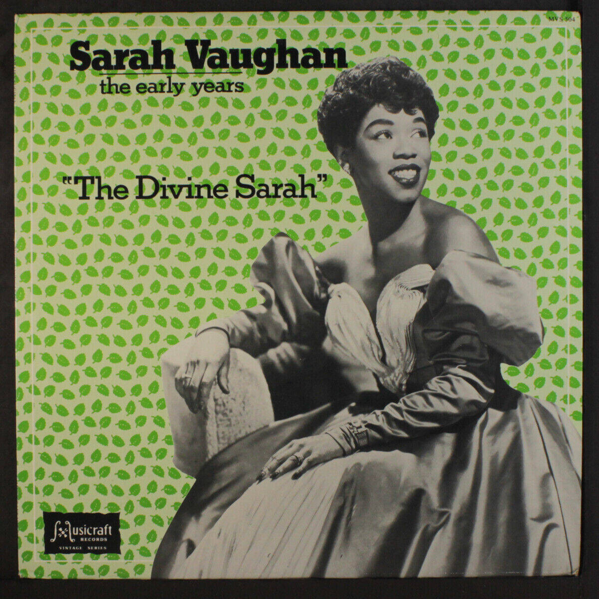 Sarah Vaughan 的復古服裝波普藝術 壁紙 — 一張復古專輯封面，莎拉·沃恩穿著華麗禮服，背景是綠色葉子圖案。