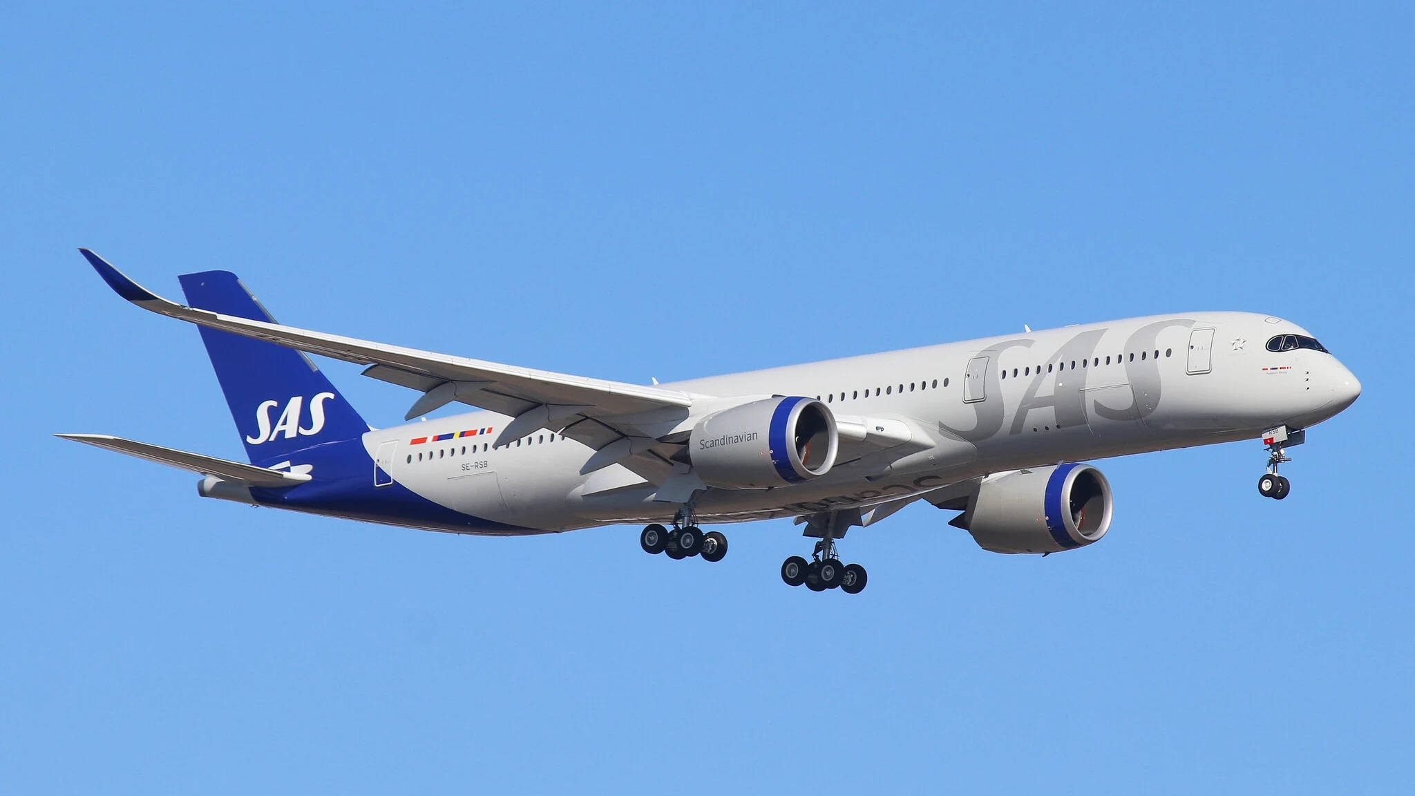 SAS航空空中巴士A350-941客機 壁紙 — 一架北歐航空嘅空中巴士A350以白色同藍色塗裝，喺晴朗藍天下放低起落架下降。