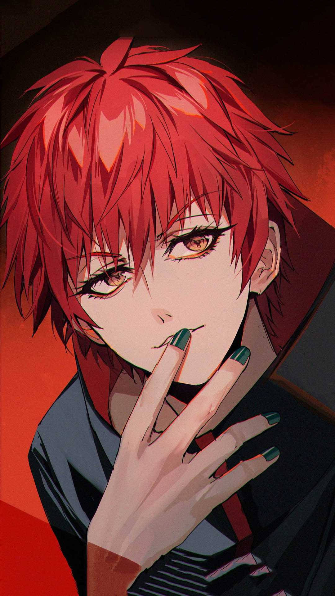 迷人反派——Sasori 壁紙 — 一個引人注目的動漫角色，擁有火紅的頭髮和綠色指甲，在發光的紅色背景前將手指放在嘴唇上。