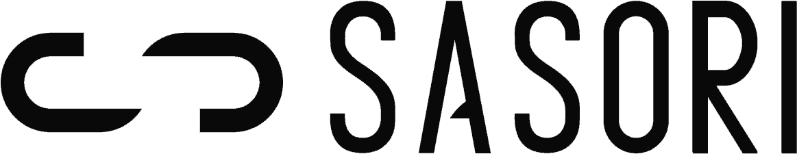 Sasori 品牌標誌 壁紙 — 在純白色背景上，粗體黑色輪廓標誌文字顯示 SASORI。