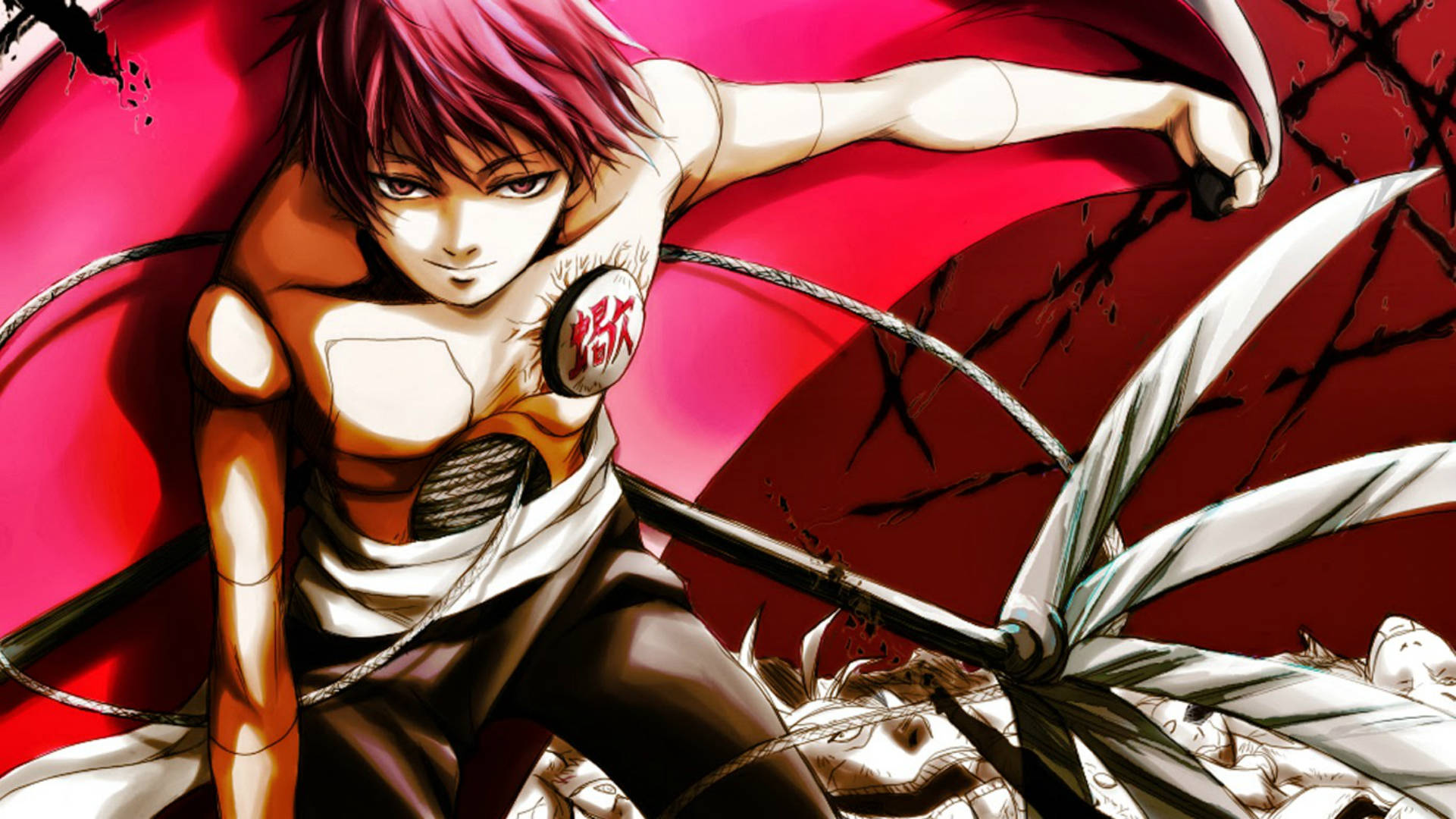 Sasori 傀儡身體藝術 壁紙 — 一位紅髮動漫戰士身穿白色和棕色裝備，在裂紋紅色背景前揮舞劍。