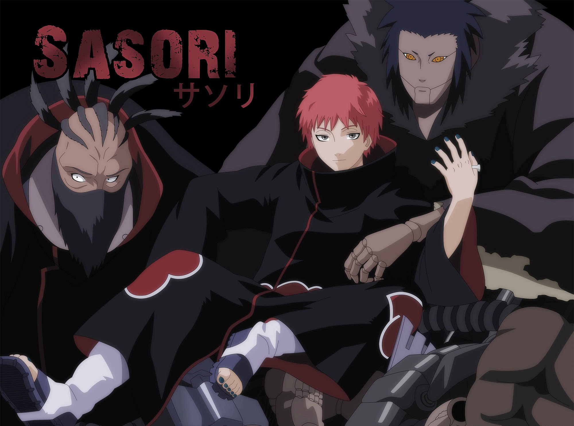 Sasori 最愛傀儡 壁紙 — 三個身穿黑色曉組織長袍、帶有紅色雲紋的動漫角色，在顯示名字「蠍」的深色背景前擺姿勢。