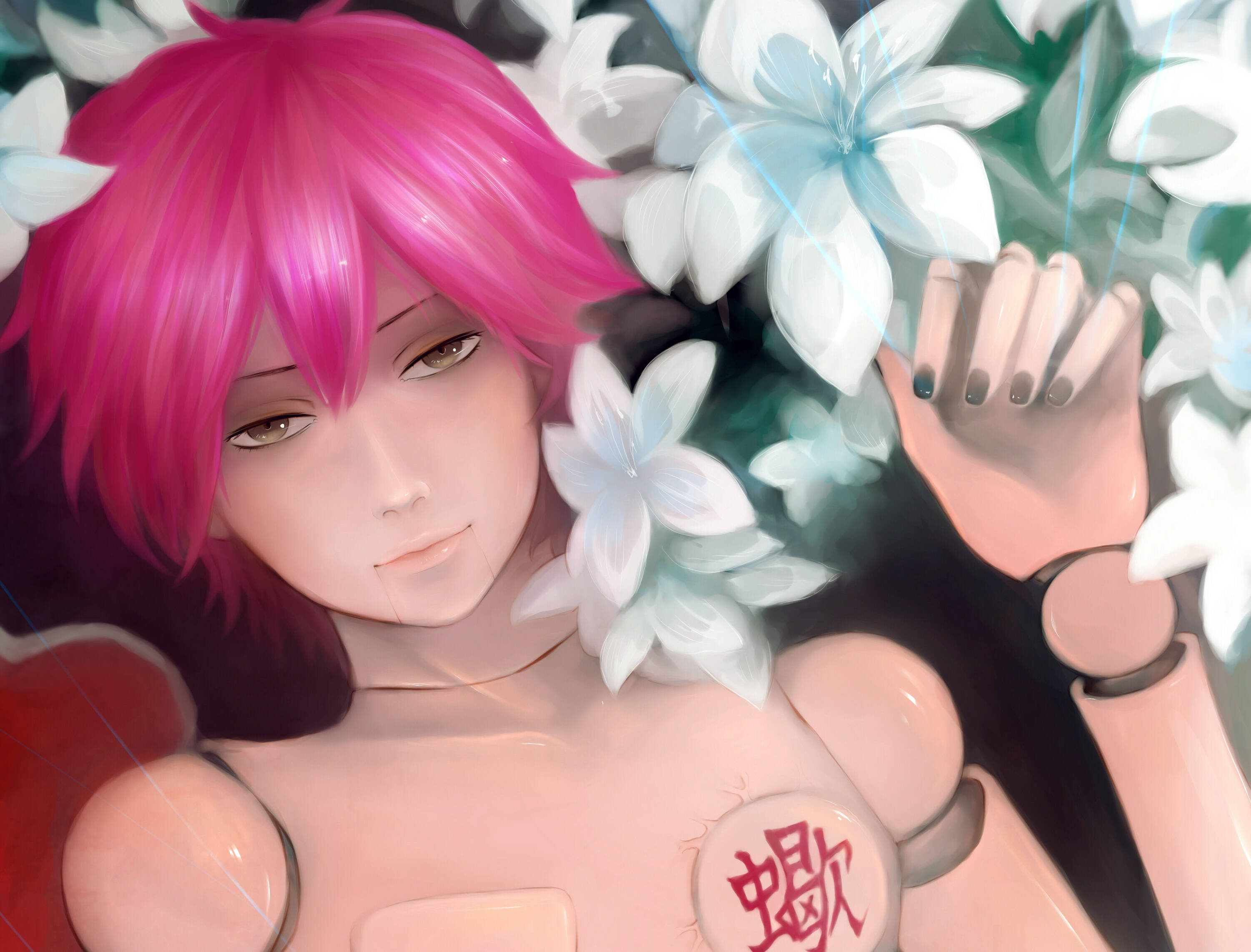 Sasori 東方人形傀儡 壁紙 — 一位粉紅色頭髮的動漫女孩，表情平靜，在發光的白色花朵中休息，她的手輕輕抬起。