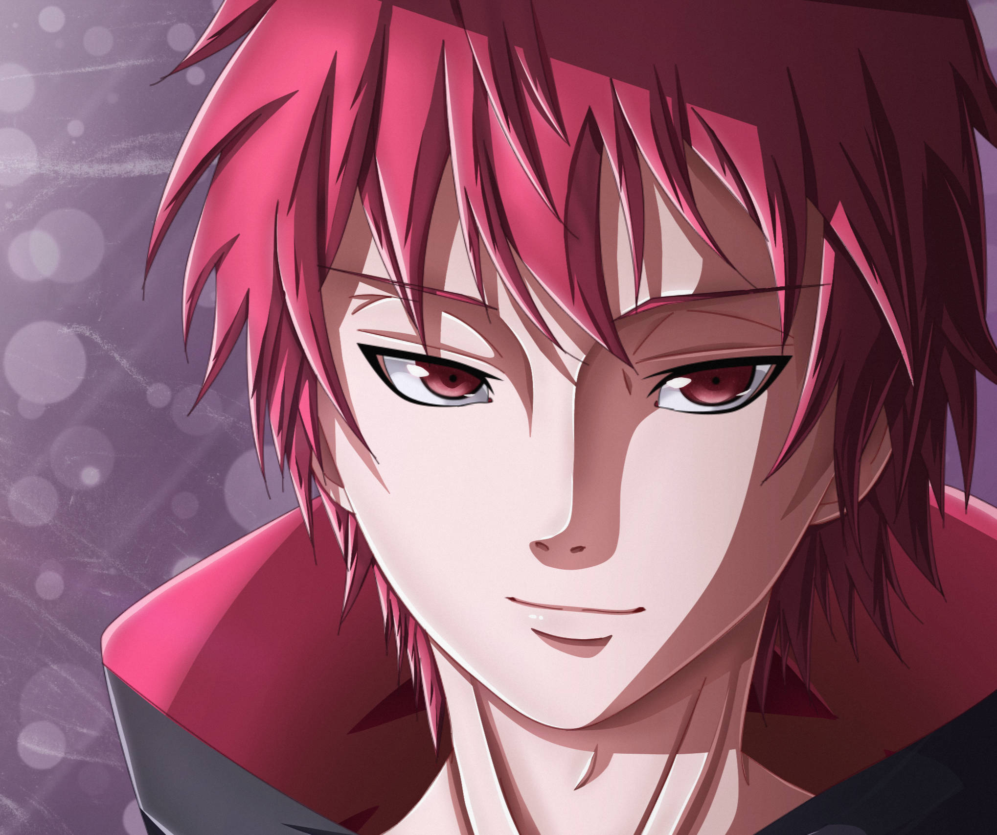 Sasori 邪魅微笑 壁紙 — 一個年輕男子的特寫動畫肖像，他有尖刺的粉紅色頭髮和強烈的紅色眼睛，背景是柔和的紫色散景。