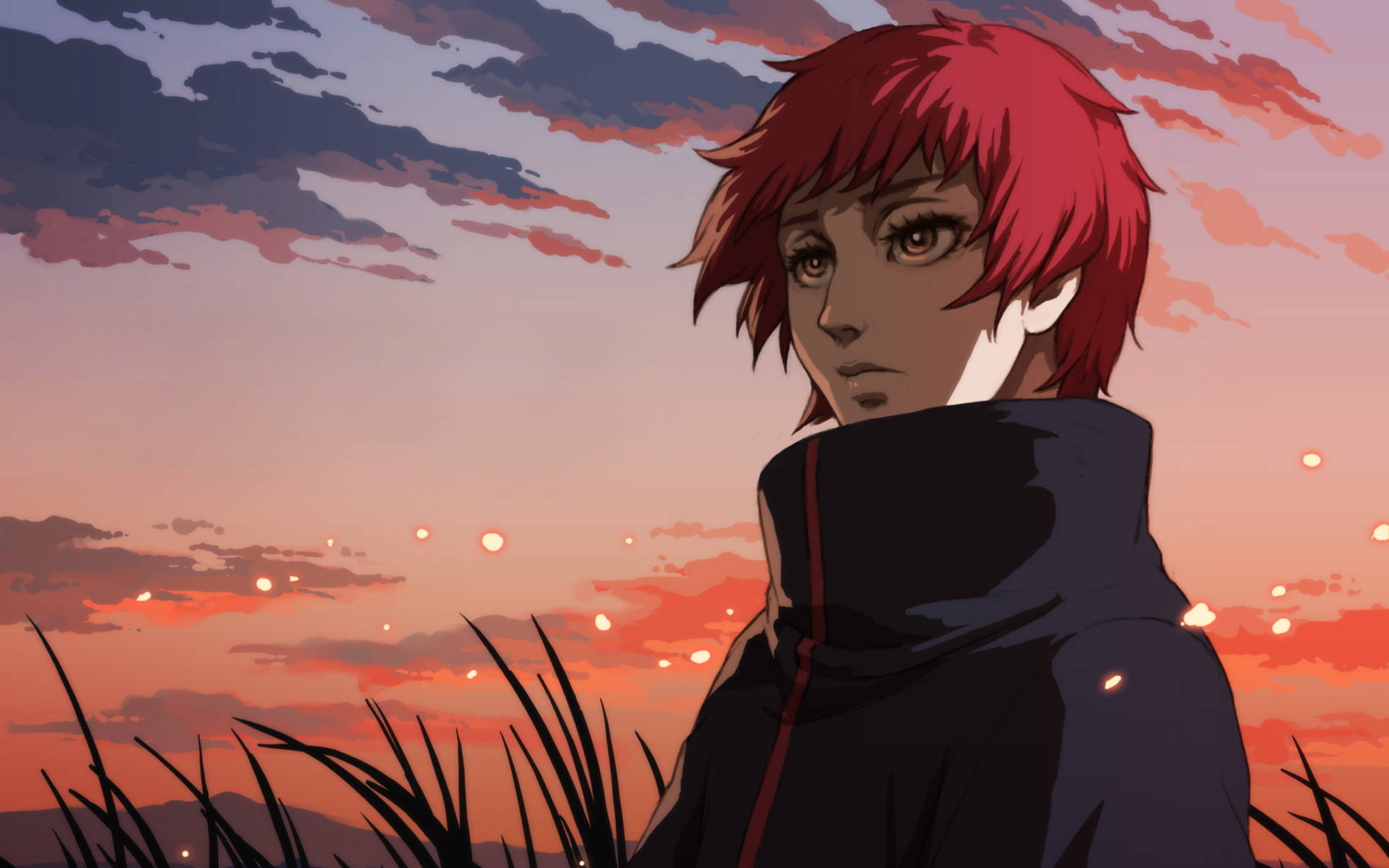 Sasori 黃昏藝術 壁紙 — 一個紅髮動漫角色穿著深色連帽衫，站在高高的草叢中，背景是充滿活力的日落天空，伴隨著發光球體。