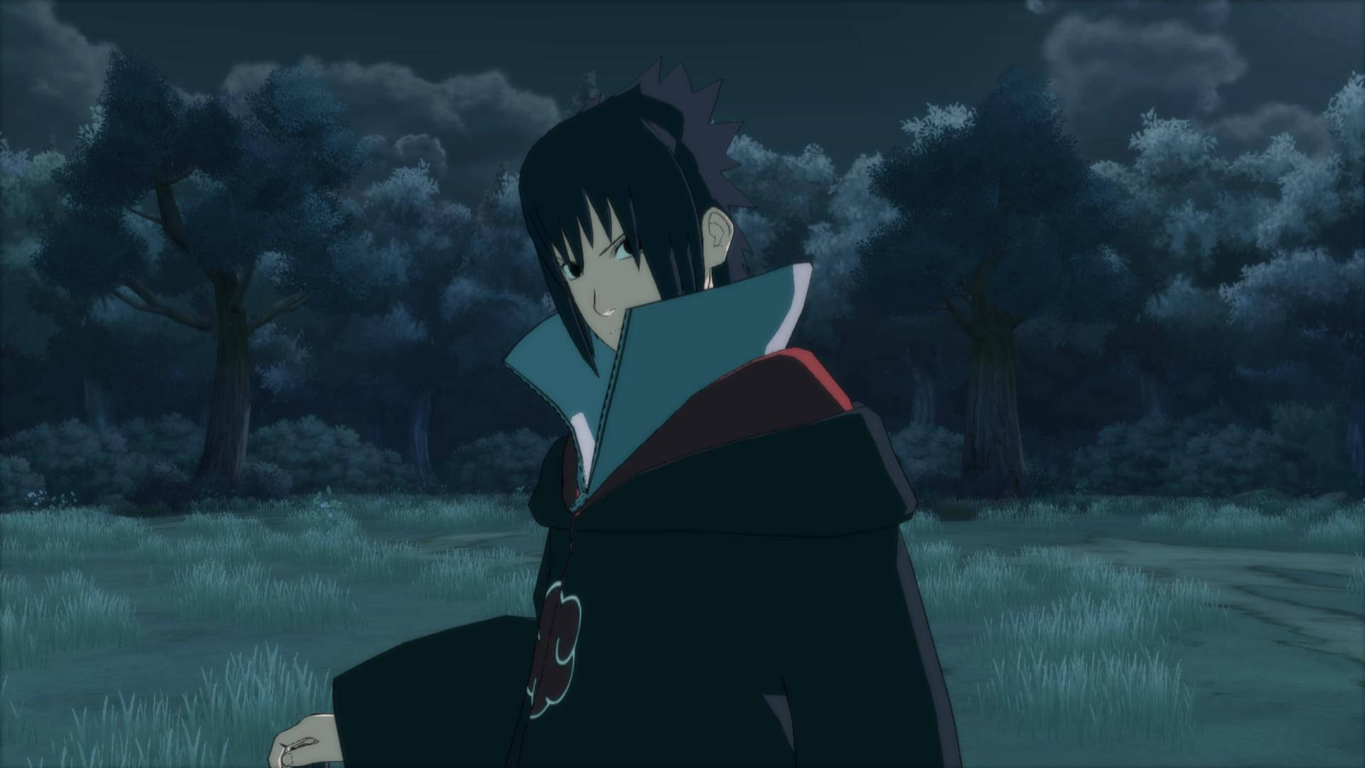 Sasuke 阿卡atsuki 面紗 4K 壁紙 — 一個孤獨的動漫角色穿著黑色斗篷，站在迷霧森林中，天空多雲的夜空下。