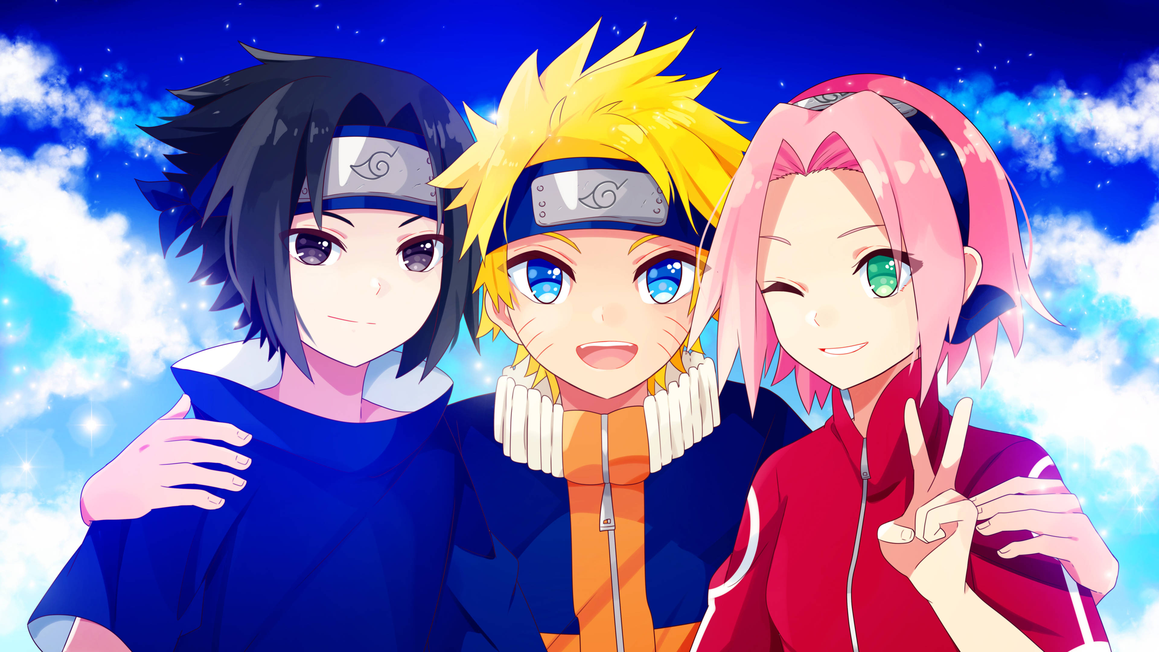 Sasuke、Naruto 與 Sakura 4K 壁紙 — 三個擁有鮮豔髮色和頭帶的動漫角色，在滿天星斗的藍天和蓬鬆雲朵下並肩而立。