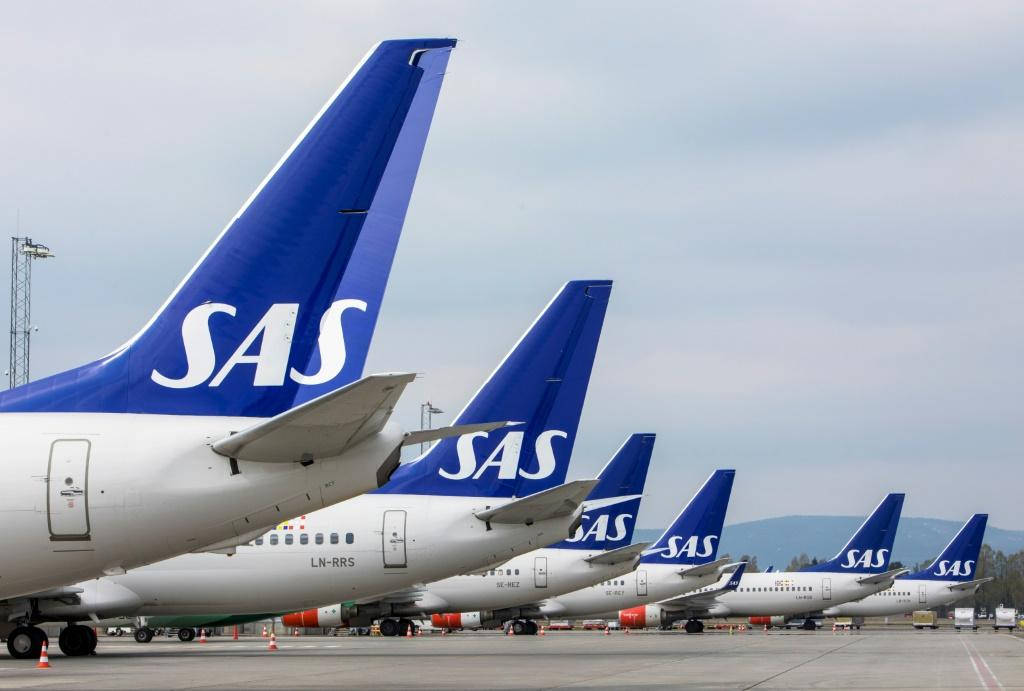 SAS飛機在機場停機坪上排成一排。