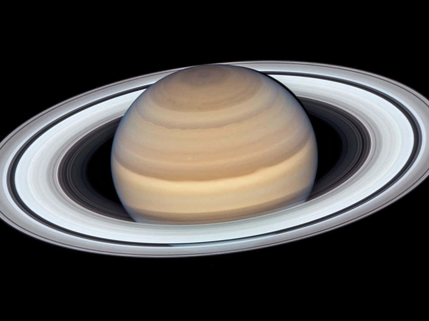 土星在深空中帶有顯著的光環。