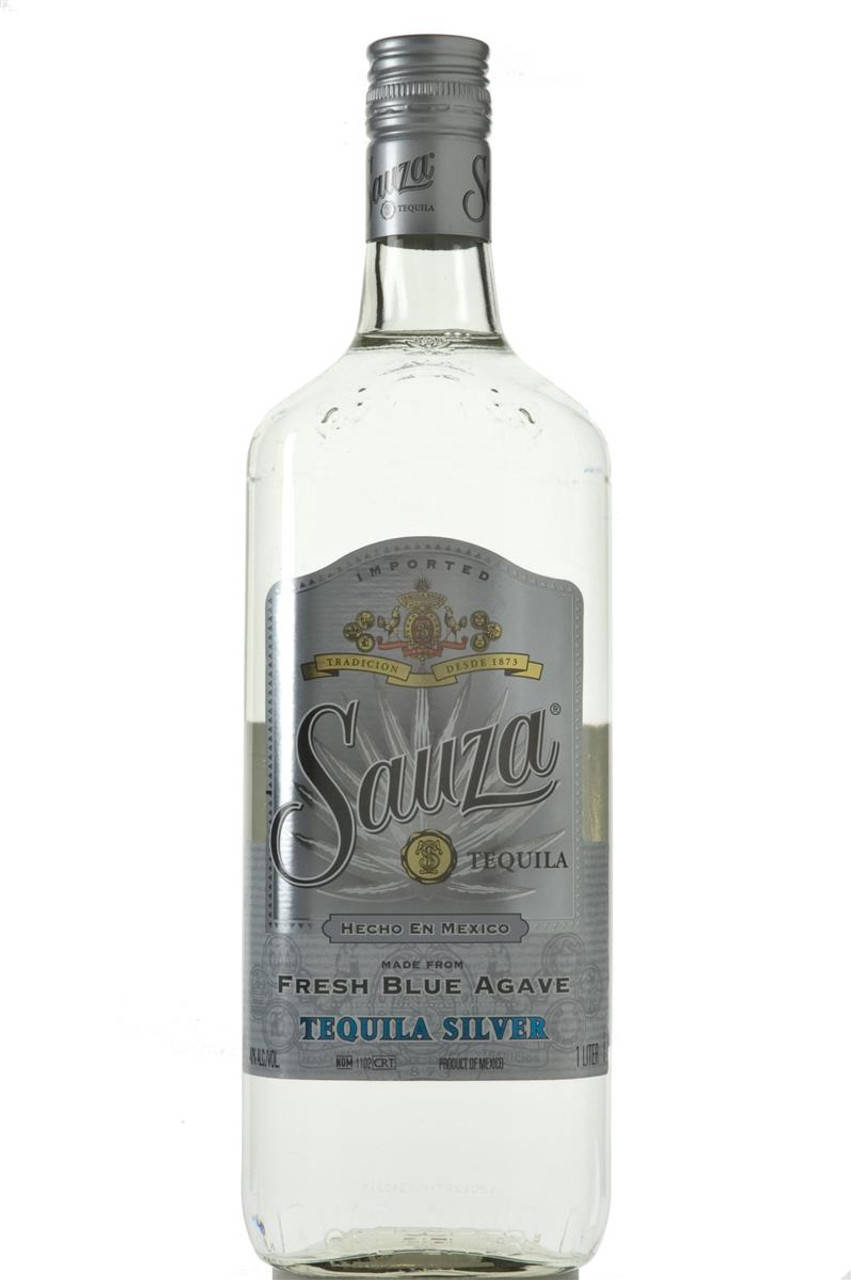 Sauza Hacienda Tequila White Silver 壁紙 — 一支清澈的 Sauza Tequila Silver 酒瓶孤立地矗立在純白背景上，展示其銀色標籤和優雅字體。