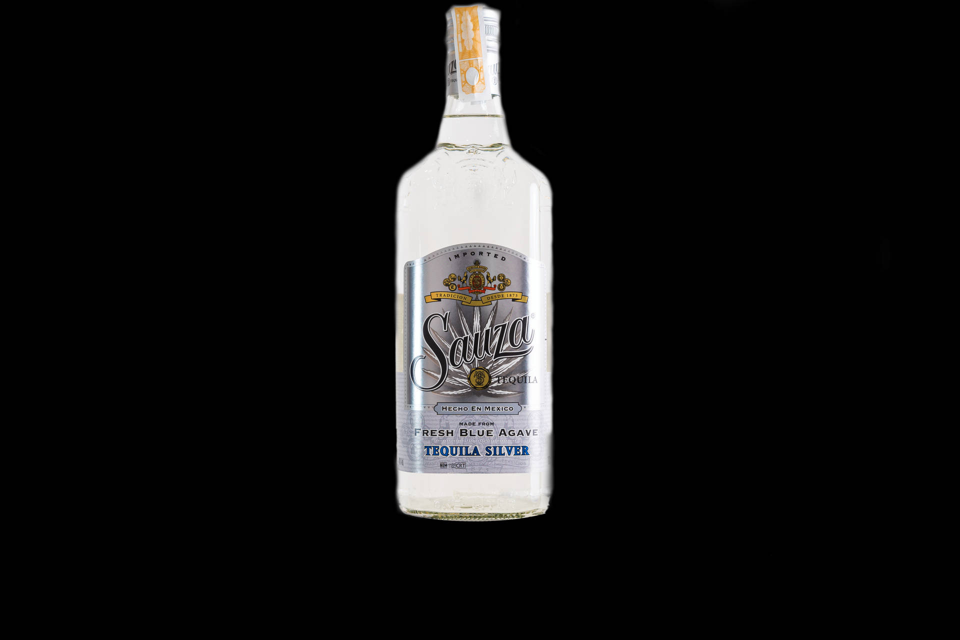 黑色背景上的 Sauza Tequila Silver 酒瓶