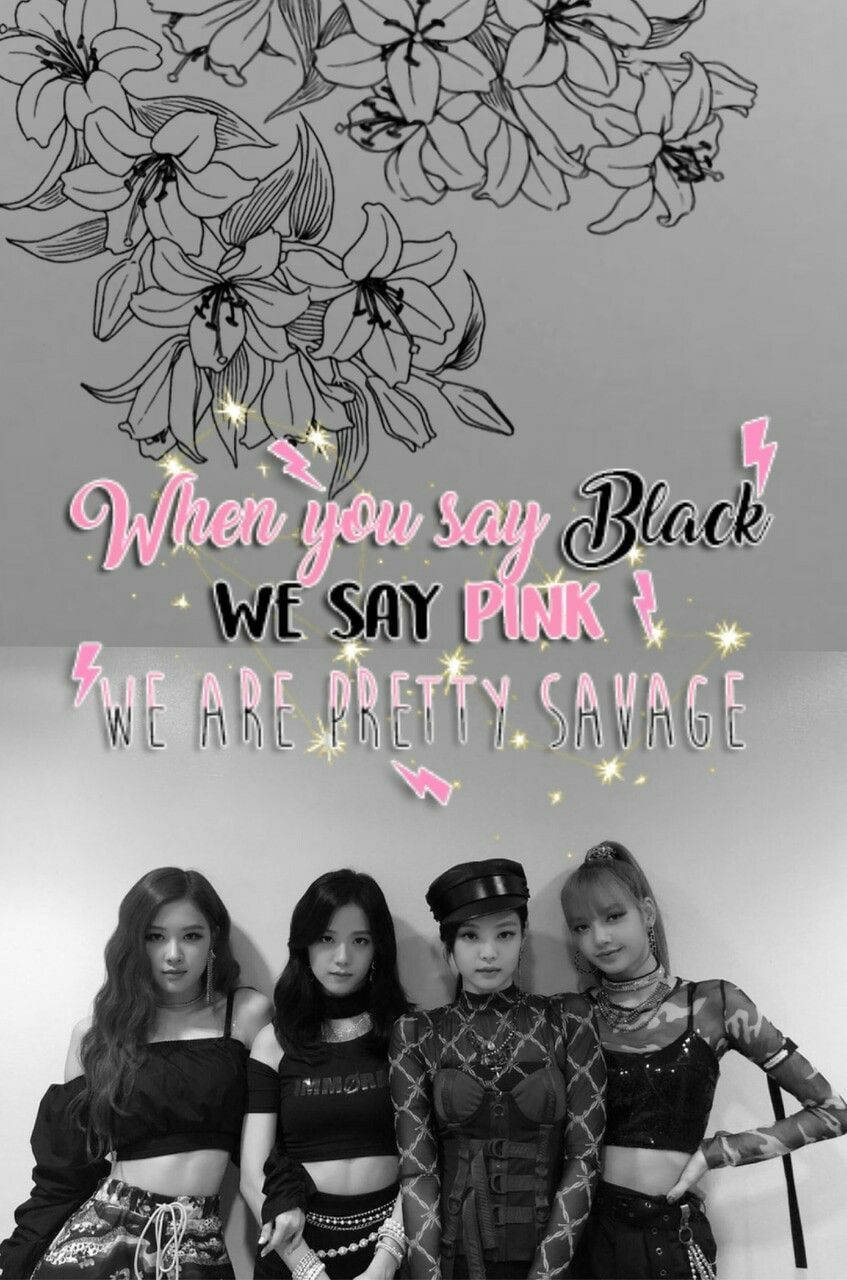 《Savage We Are Pretty》黑白手機壁紙 壁紙 — 四位身穿前衛服裝的女性站在花卉線條藝術下，粉紅色粗體文字宣告「When you say Black WE SAY PINK WE ARE PRETTY SAVAGE」。