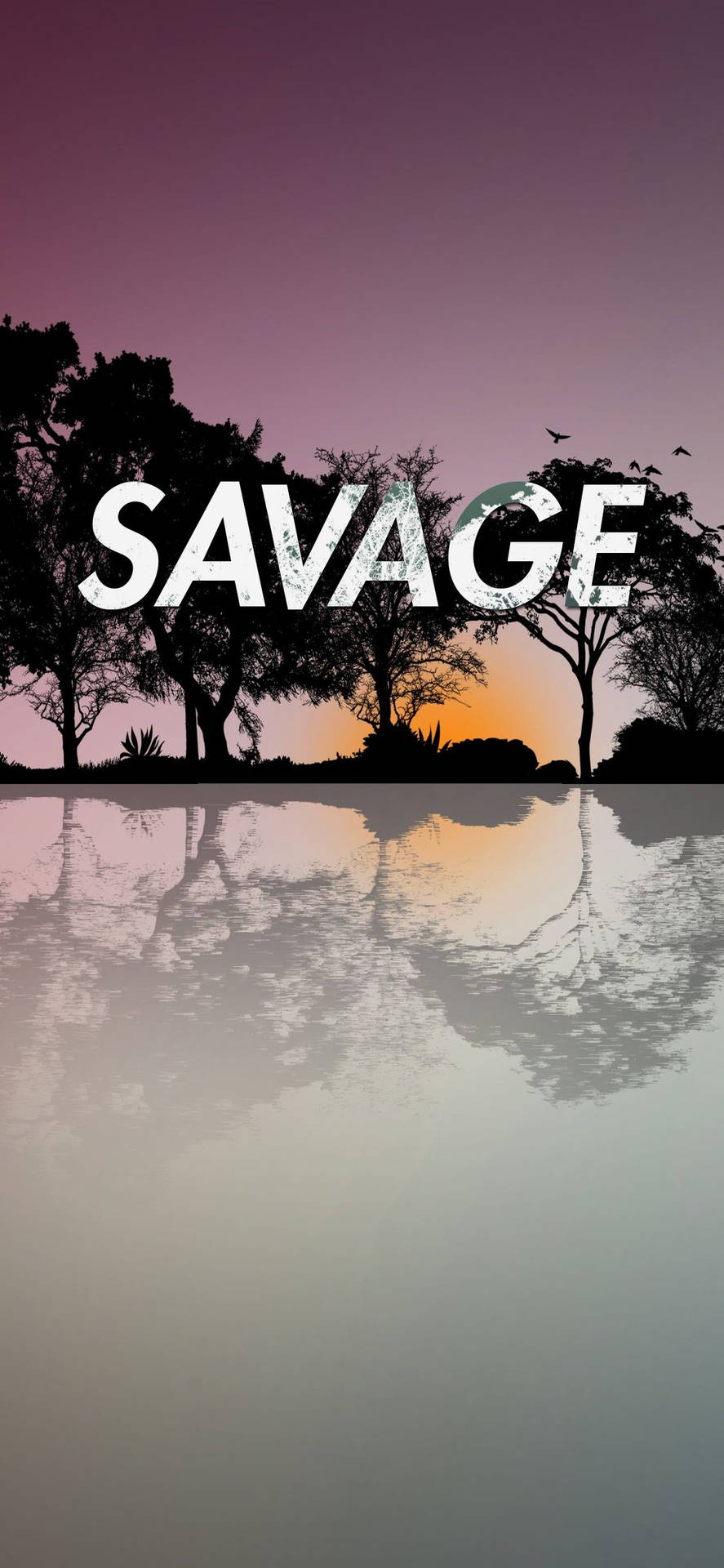 Savage 文字在日落樹木倒映水面和飛鳥之上。