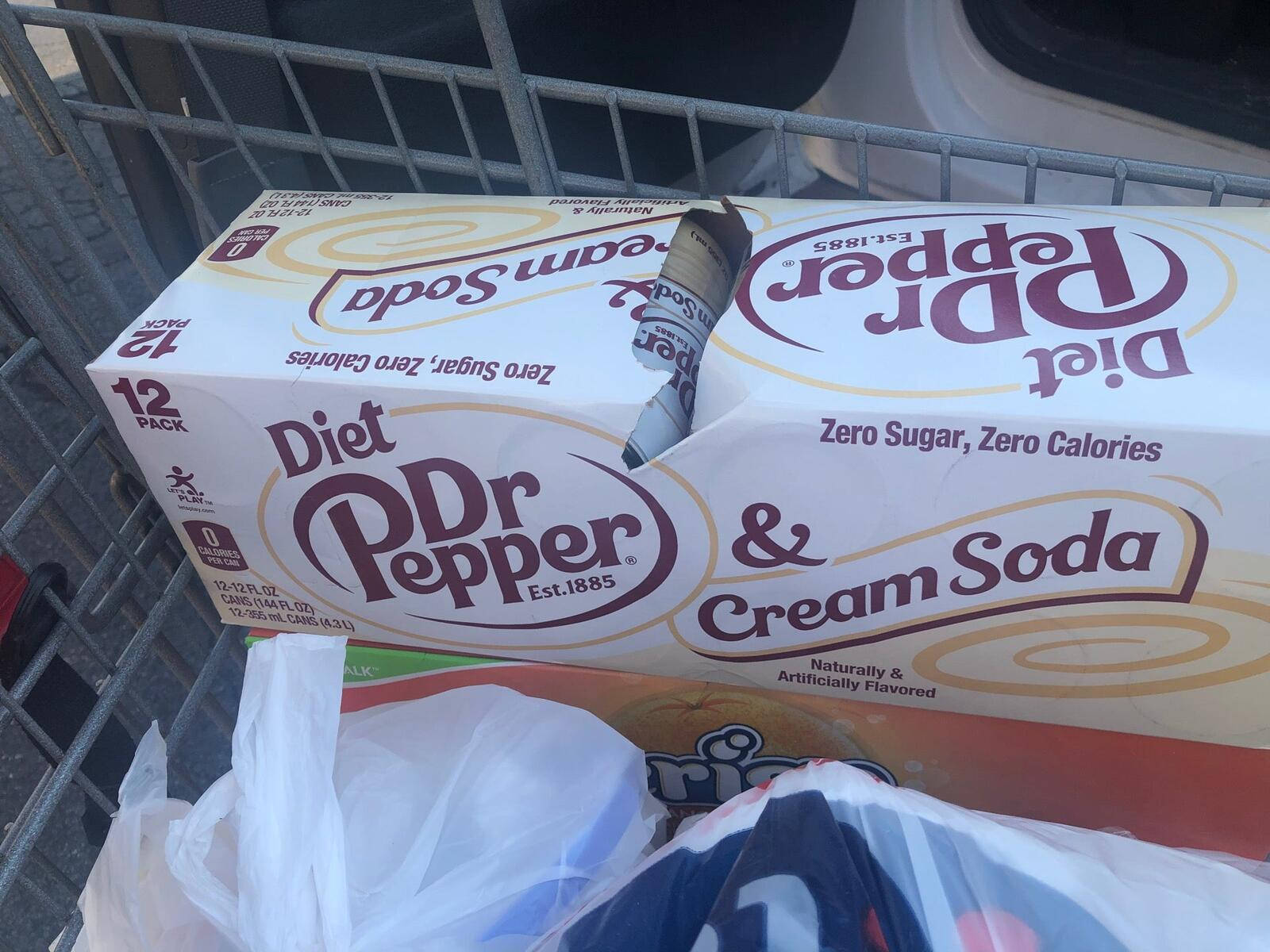 Save A Lot 超市 Dr. Pepper 壁紙 — 一包12罐的健怡Dr Pepper & 忌廉梳打放在購物車內，車下有膠袋。