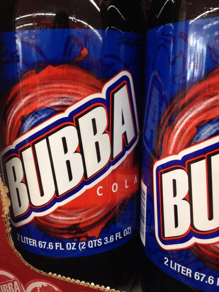 Save A Lot超市Bubba Cola展示 壁紙 — 兩瓶2升裝Bubba Cola，帶有醒目的紅藍標籤和旋轉的汽水圖案。