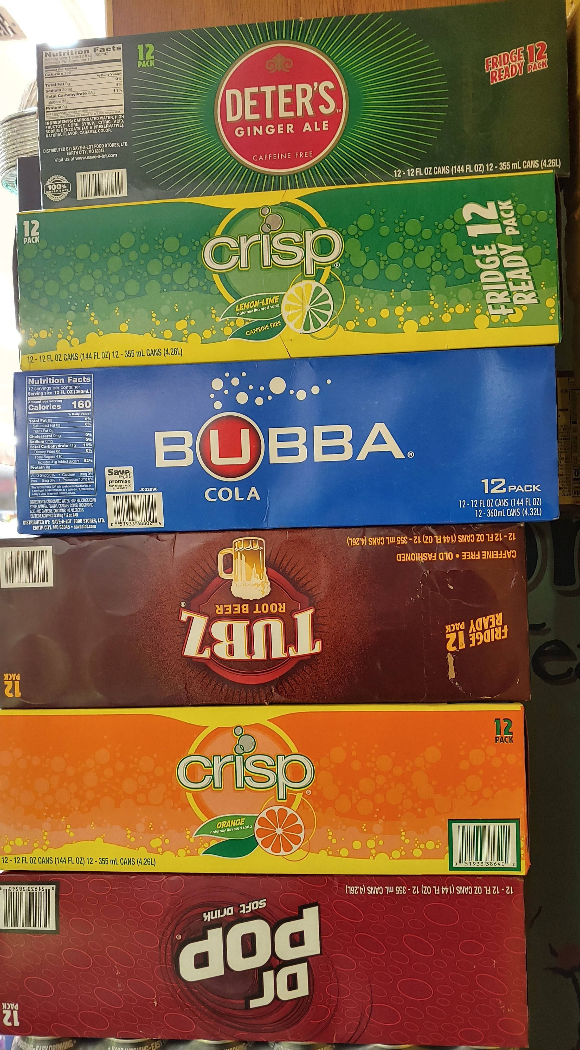 Save A Lot超市平價購物 壁紙 — 一堆色彩繽紛的汽水和薑汁啤酒飲料盒，特色是清爽的bubba turbz和流行品牌。