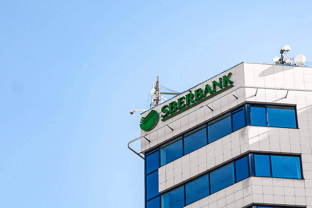 Sberbank建築，綠色標誌和藍色窗戶，在晴朗的天空下
