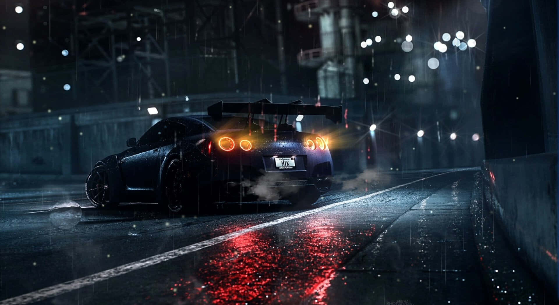Scarlet Speedster – 活力四射的動漫跑車 壁紙 — 一輛黑色跑車帶有發光的橙色尾燈，在夜間飛馳於雨濕的城市街道，在濕漉漉的路面上反射出紅光。