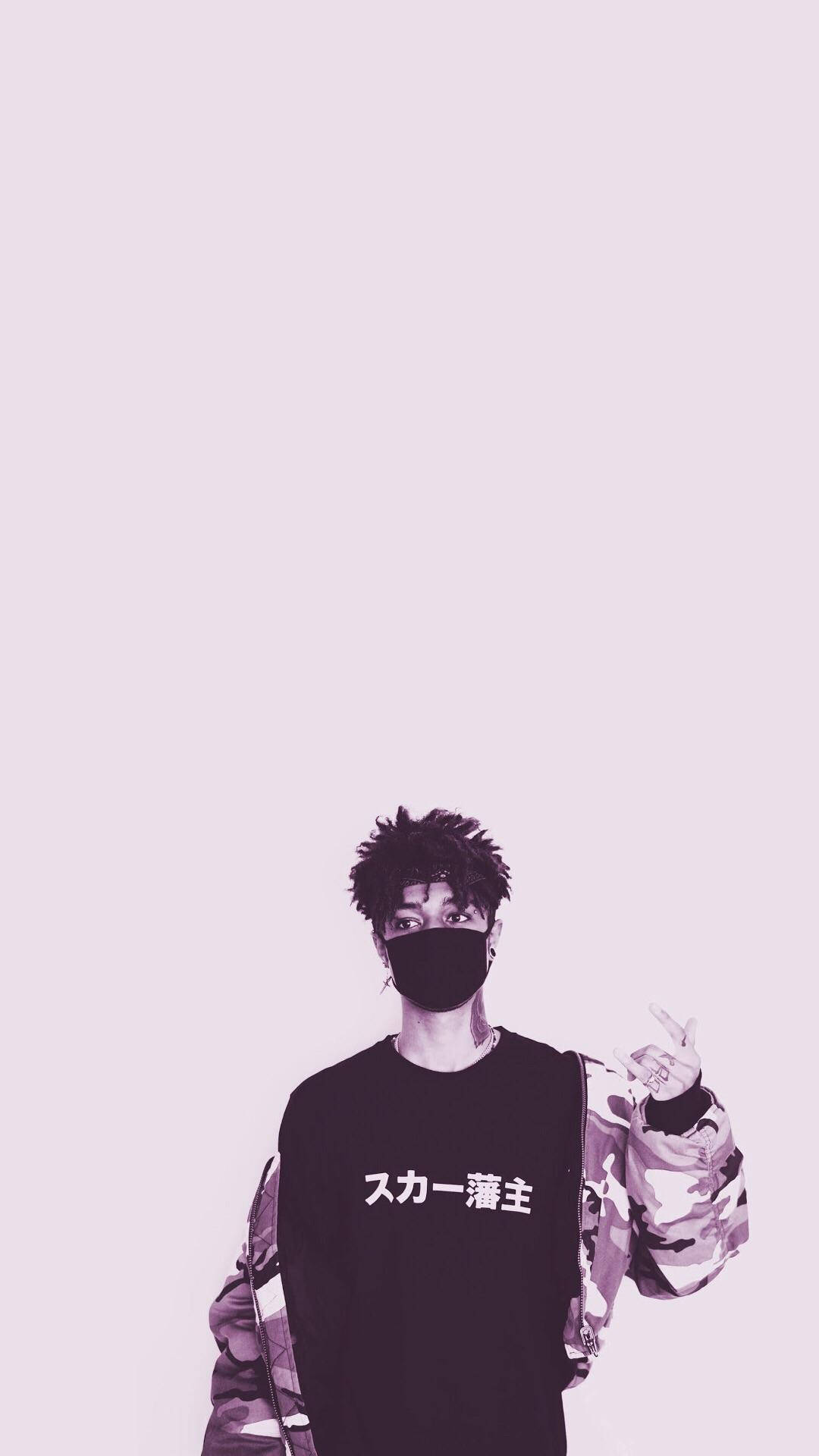 Scarlxrd 垂直灰階 壁紙 — 一個戴黑色面具、頭髮尖尖嘅人喺紫色調嘅相入面擺甫士，着住一件有日文字同迷彩袖嘅黑色衫。