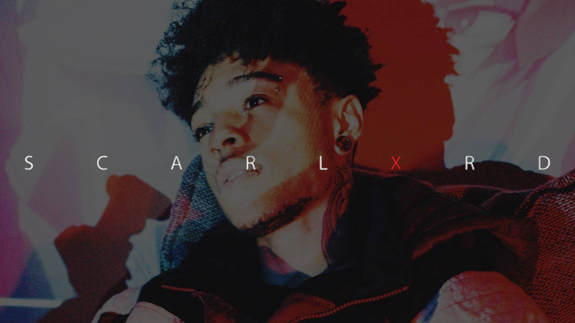 Scarlxrd 宣傳拍攝 壁紙 — 一個風格化的年輕男子肖像，擁有捲髮和紋身，背景是充滿活力的抽象紅紫色調。